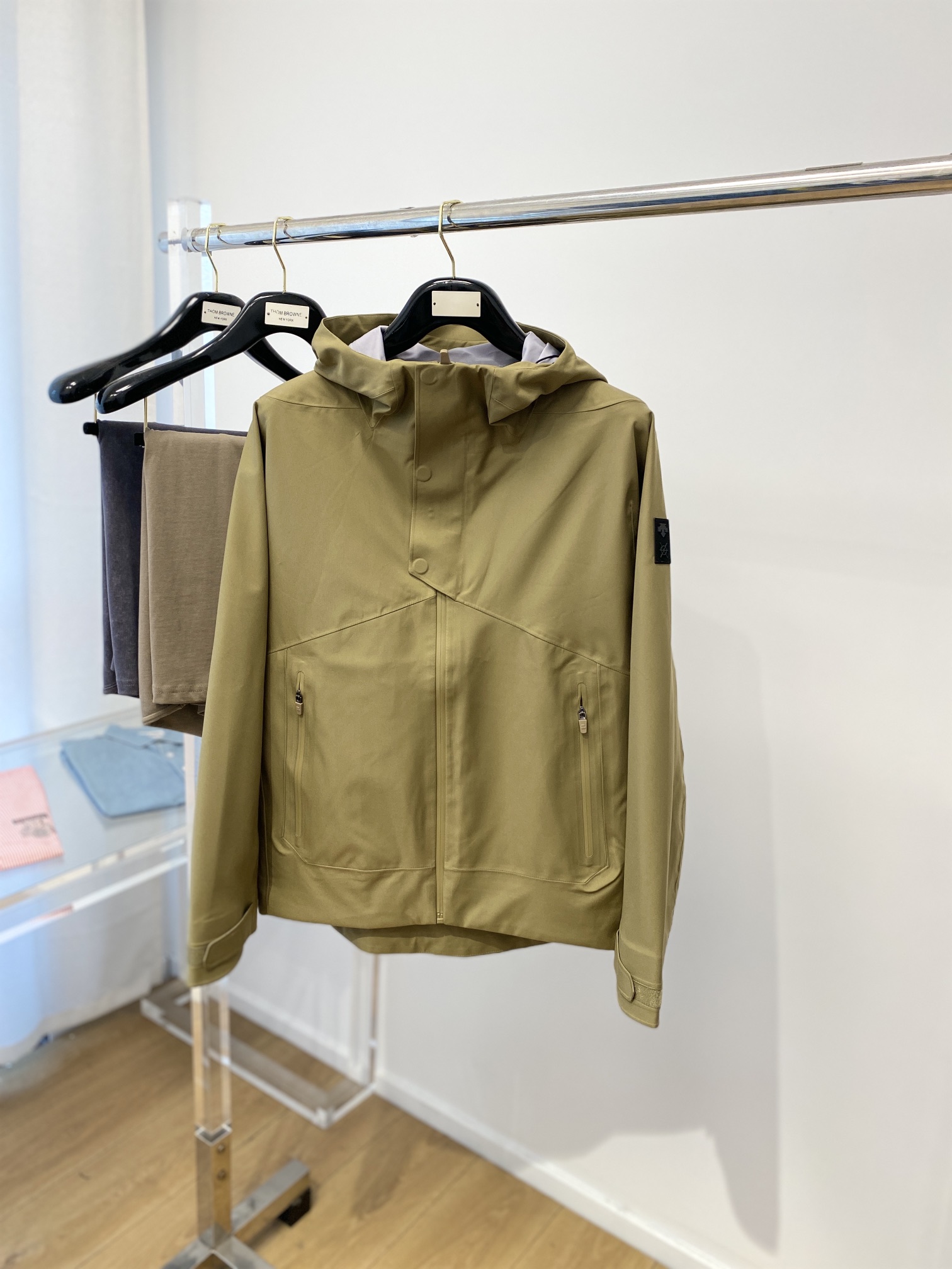 激安大特価最新作のデサント アウターコピー 登山 ランニング 暖かい チャージャージャケット 防風 ブラウン_1
