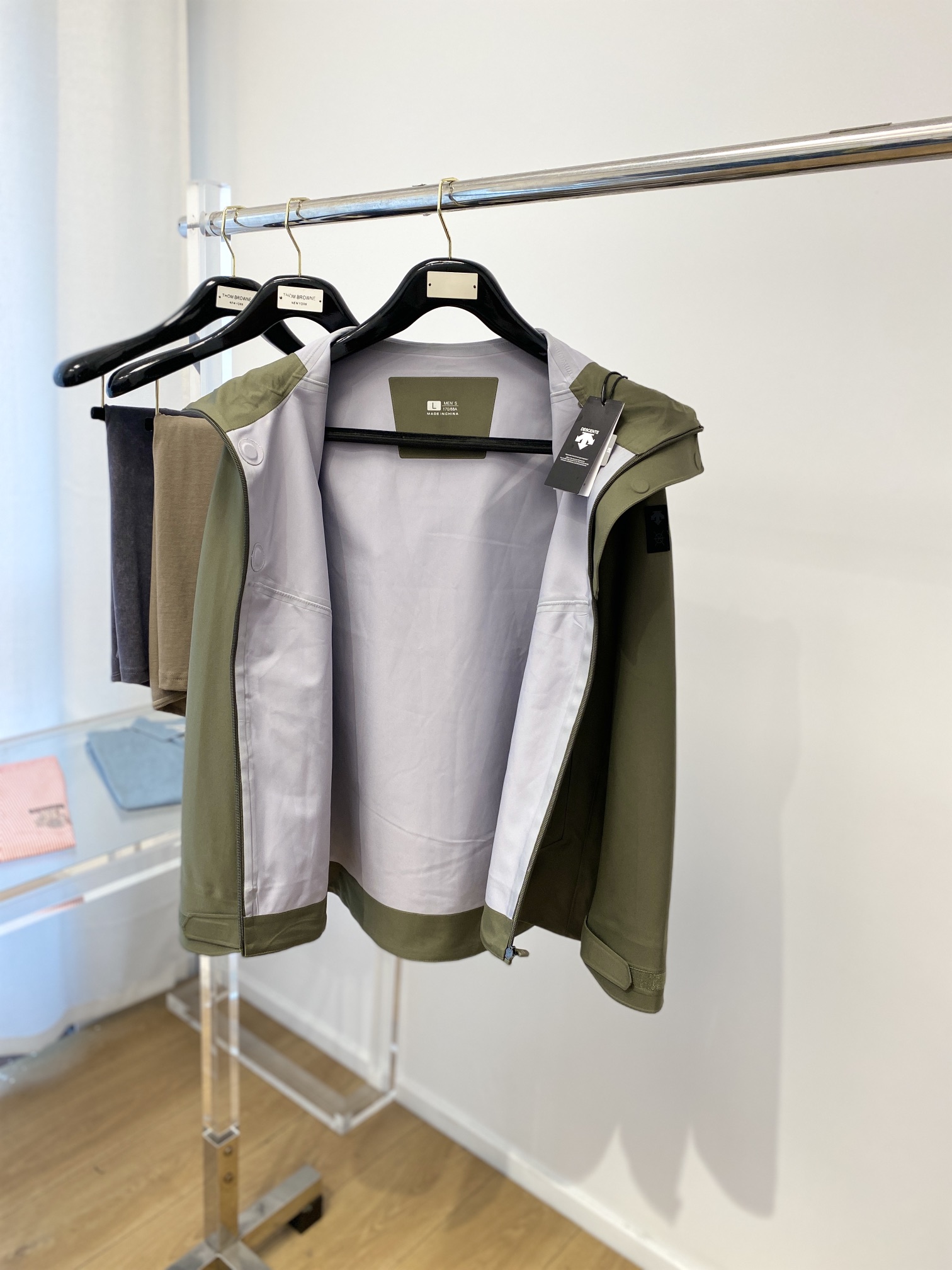 激安大特価最新作のデサント ウインドジャックスーパーコピー 登山 ランニング 暖かい チャージャージャケット 防風 グリーン_3
