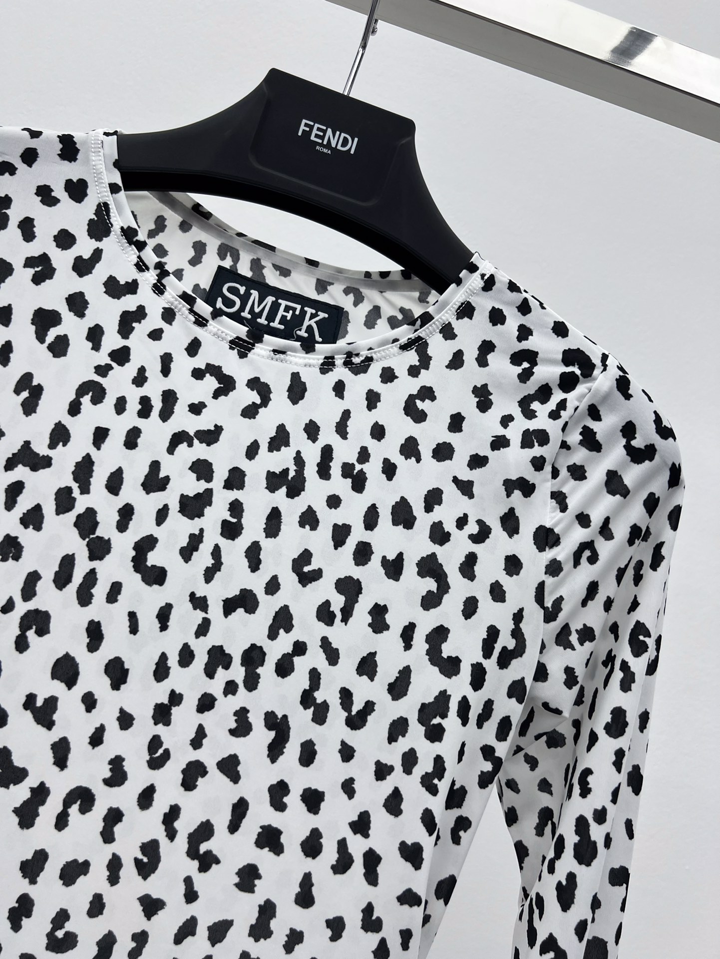 SMFKtシャツヤーンとはスーパーコピー 人気トップス 純綿 カジュアル 長袖Tシャツ シンプル 水玉模様 ホワイト_2