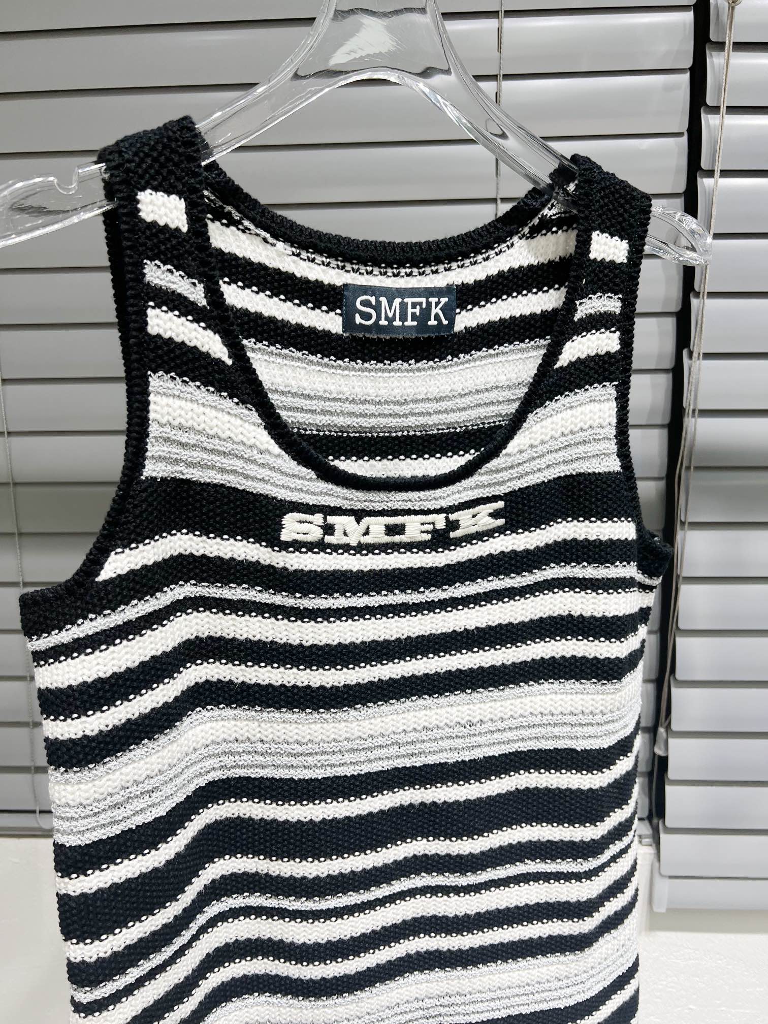 SMFKスカートテカリ偽物 シンプル 日常 ワンピース 縞 無袖 人気新作 ニット ブラック_3