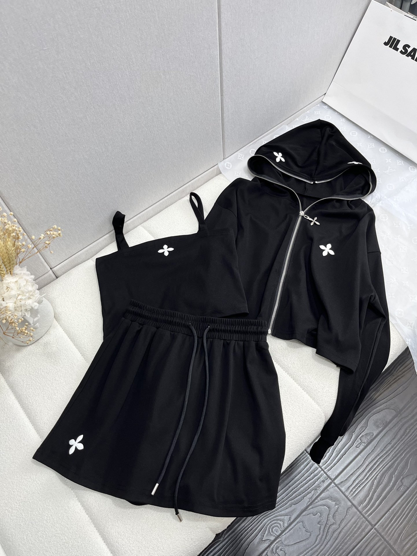 SMFKシャツ 洗い方ｎ級品 超激得新品 運動セット フード付きジャケット ショットパンツ 3点セット 人気 ブラック_1