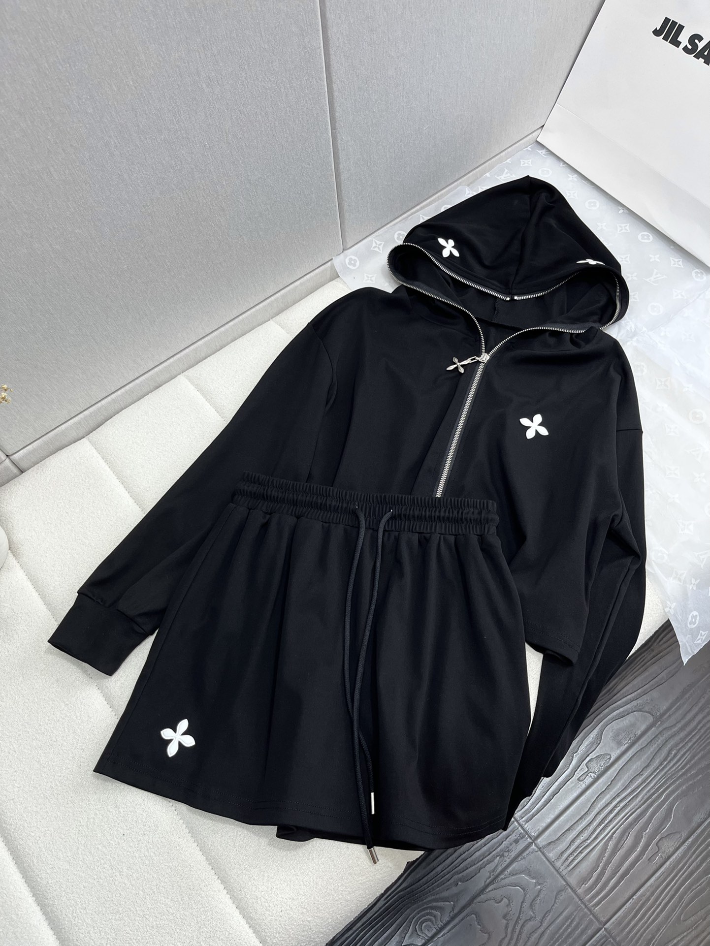 SMFKシャツ 洗い方ｎ級品 超激得新品 運動セット フード付きジャケット ショットパンツ 3点セット 人気 ブラック_2