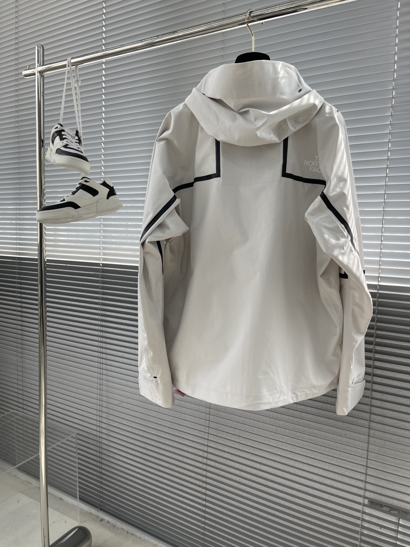 TNFザノースフェイスインナーｎ級品 防水 防風 アウター トップス ストームジャケット  フード付き アウトドア運動 ファッション ホワイト_2