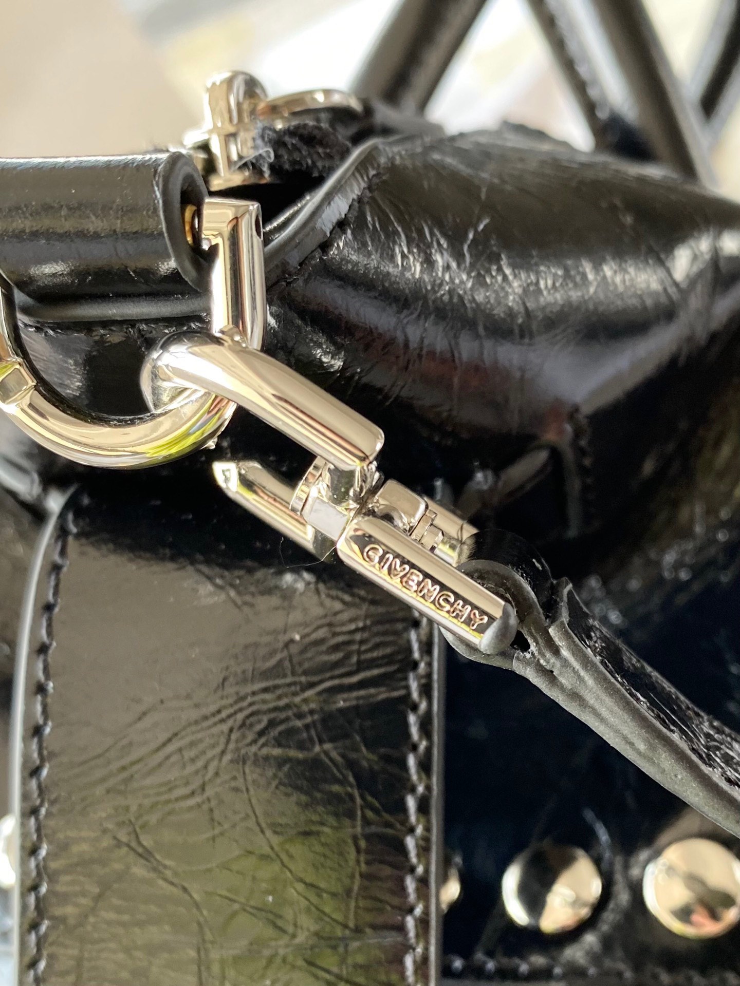 ジバンシィ ショルダーバッグｎ級品 クラシック手持ちバッグ 牛革 レザー 斜め掛け可 リベット付き カジュアル 小ぶり ブラック_3