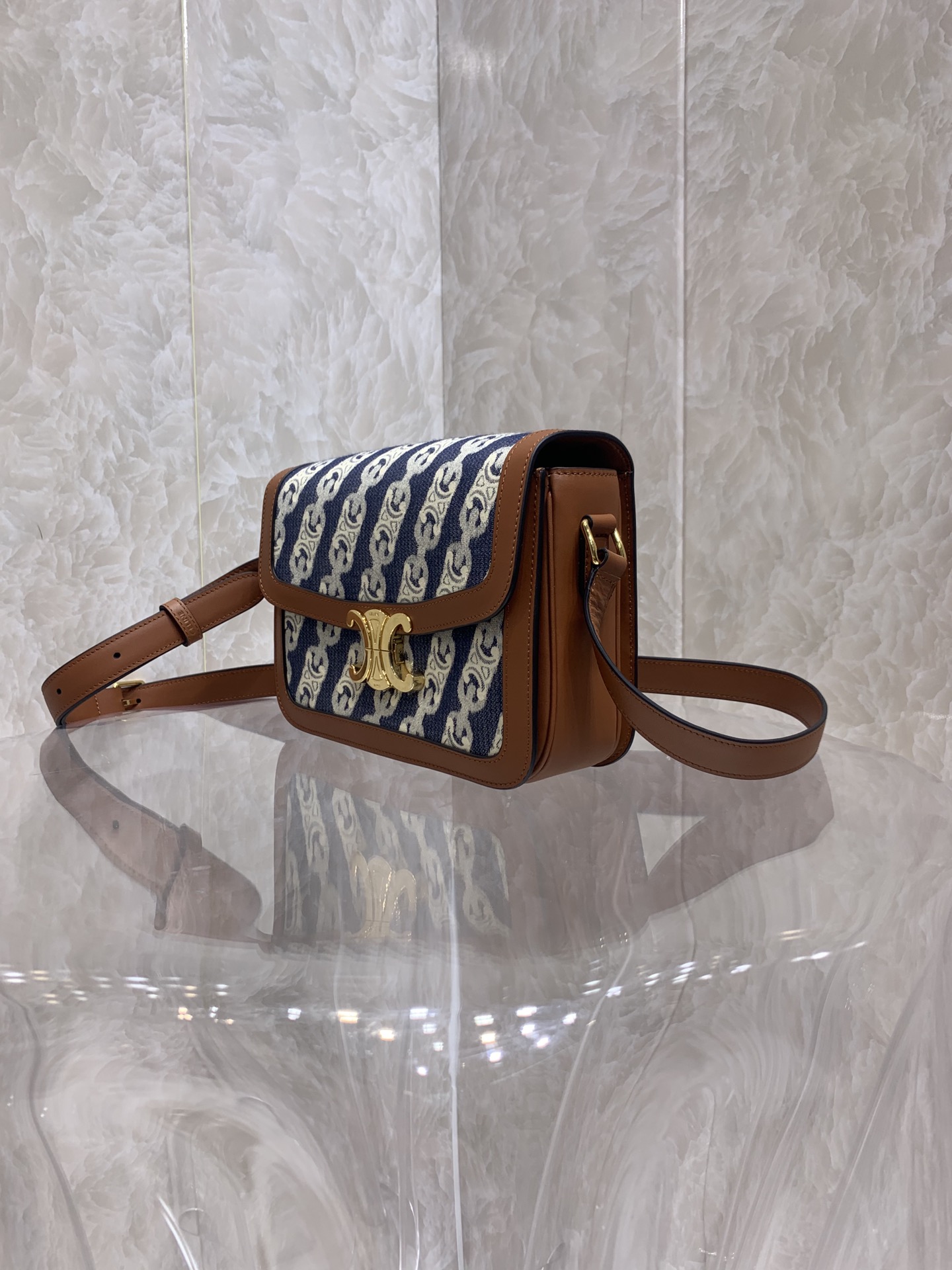 存在感のあるアウトレットセリーヌバッグ n級品 Triomphe Canvasのクラシックなプリントシリーズ_2