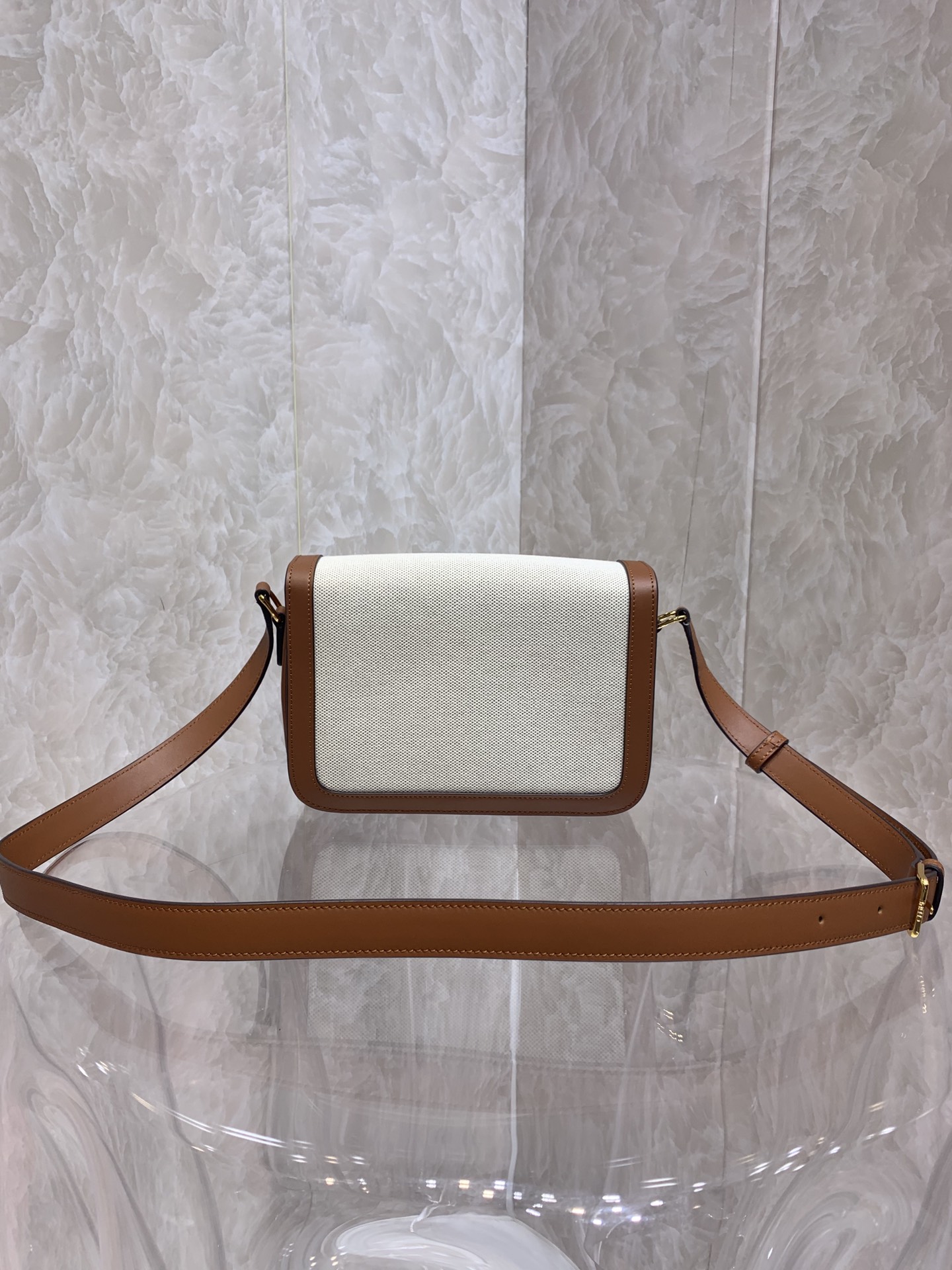 有名人の愛用品セリーヌ イメージバッグ 偽物 Triomphe Canvasのクラシックなプリントシリーズ_2
