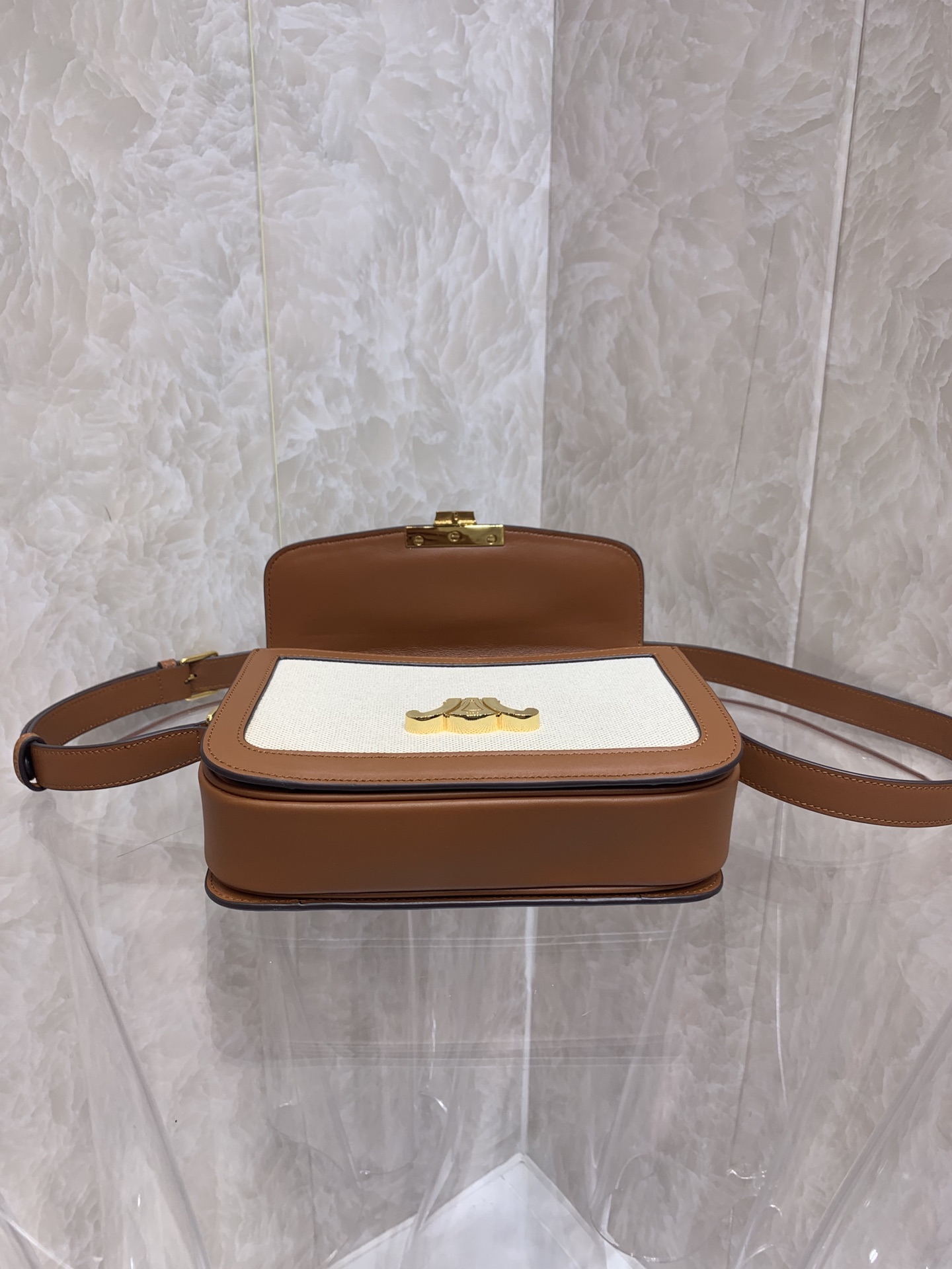 有名人の愛用品セリーヌ イメージバッグ 偽物 Triomphe Canvasのクラシックなプリントシリーズ_3