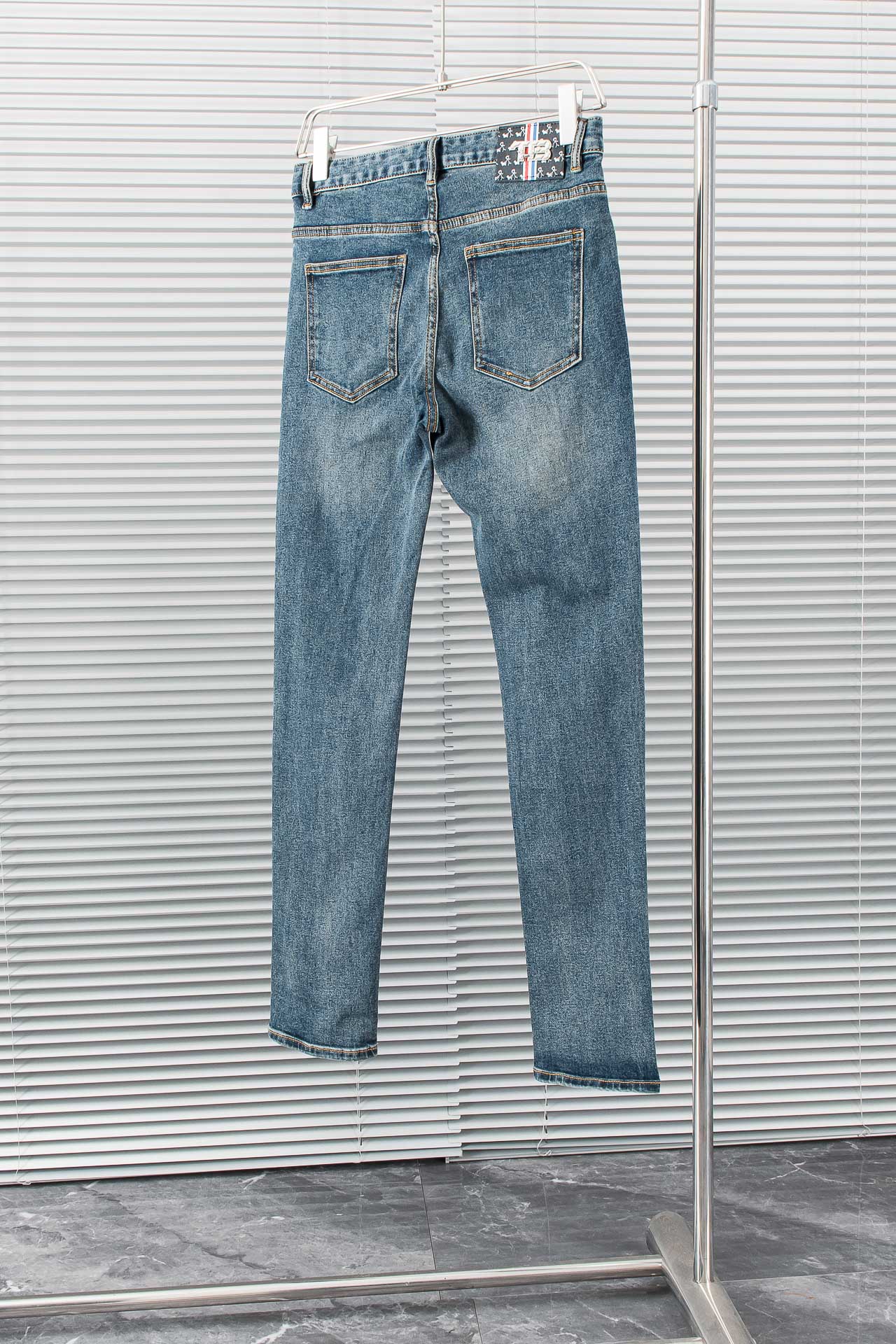 驚きの破格値人気のトム・ブラウンジーンズn級品 ウォッシュデニムコットン生地_2