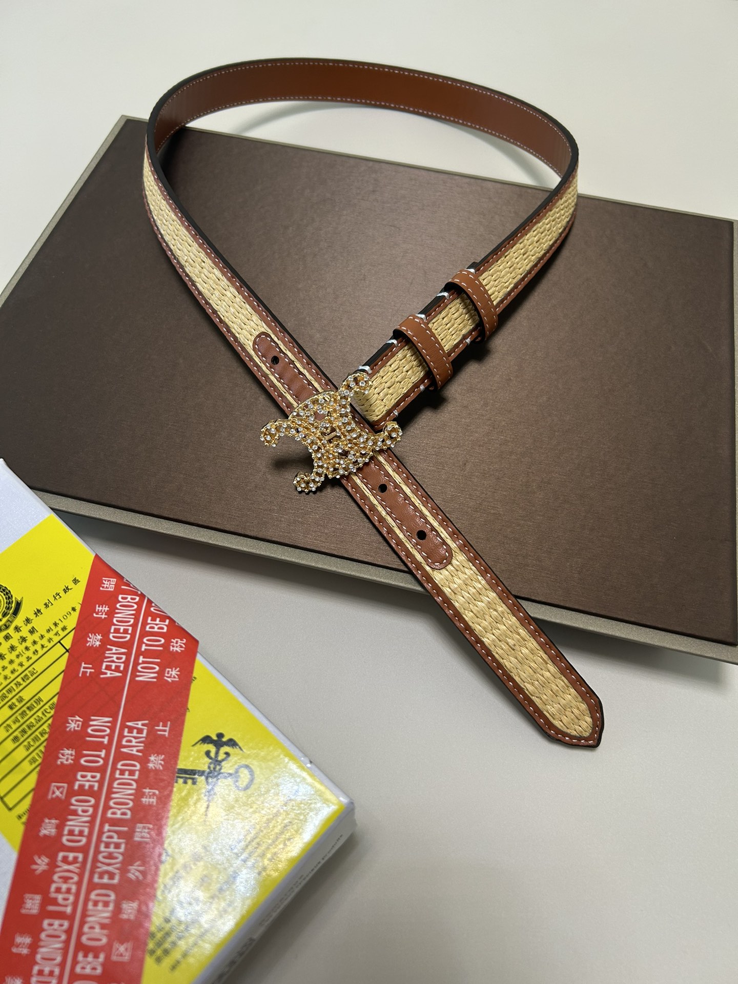 セリーヌ ベストセラーｎ級品 草編み感 パンチング レディース マットな質感 レザー 人気 調整可 ゴールドバックル ブラウン_6