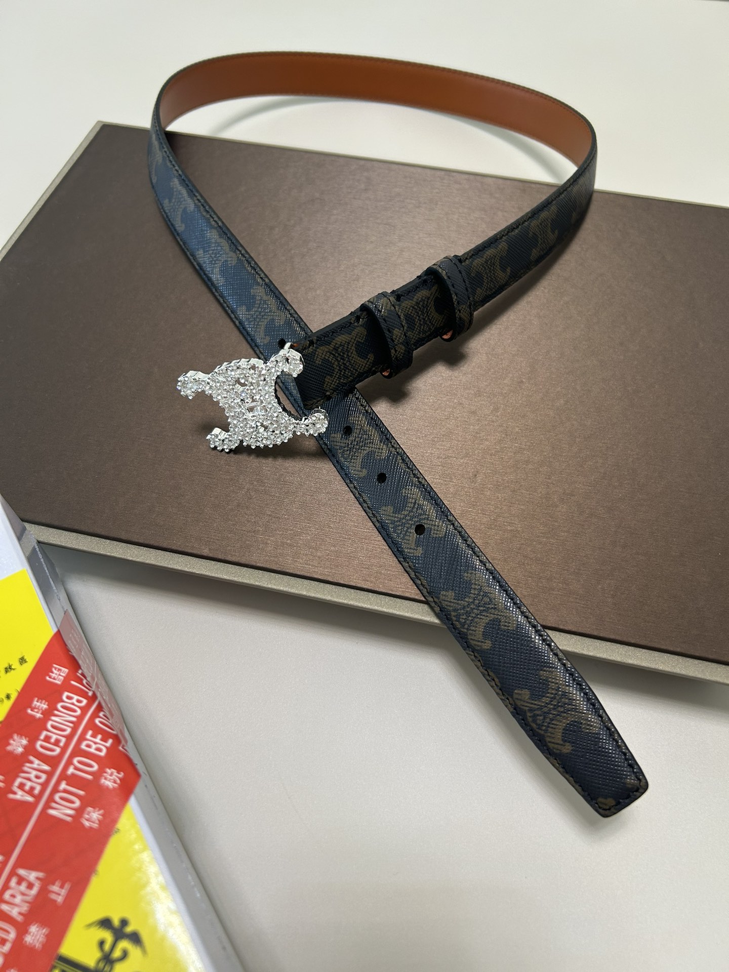 セリーヌ 素材激安通販 牛革 パンチング レディース  レザー 人気 調整可 シルバーバックル 人気品 ブラック_2
