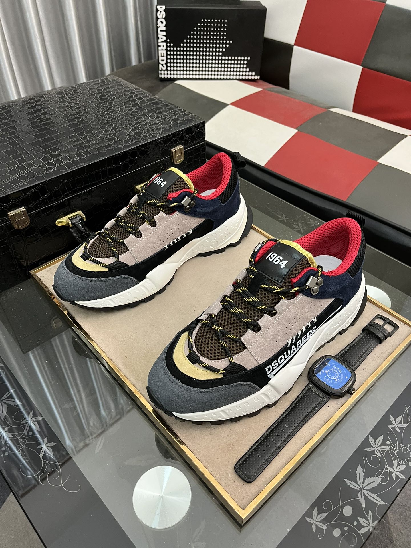 激安品 ディースクエアード 日本コピー スポーツシューズ カジュアル 運動 滑り止め 通気性素材 ファッション メンズ 赤い裏地 ブラック_1