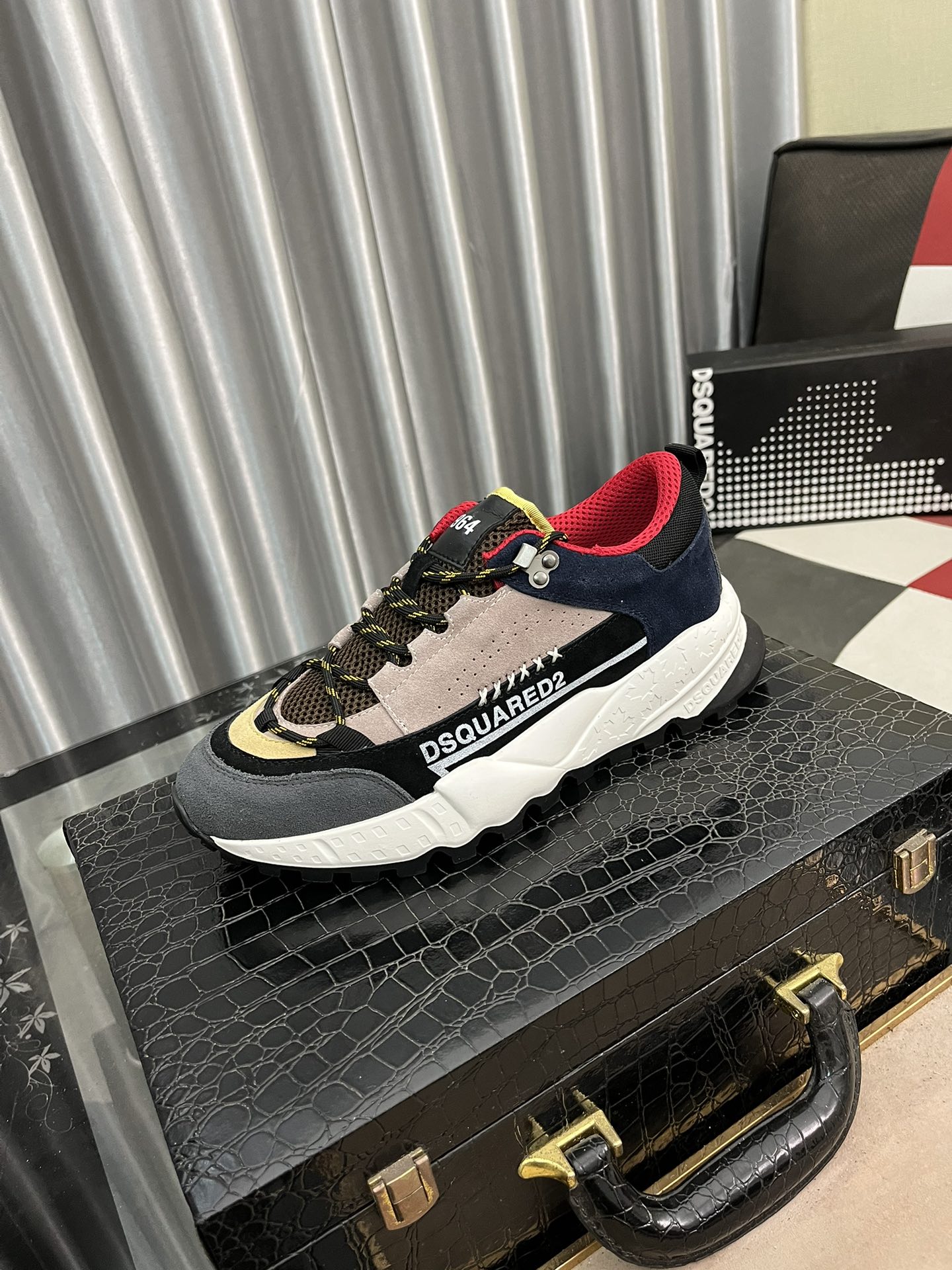 激安品 ディースクエアード 日本コピー スポーツシューズ カジュアル 運動 滑り止め 通気性素材 ファッション メンズ 赤い裏地 ブラック_9