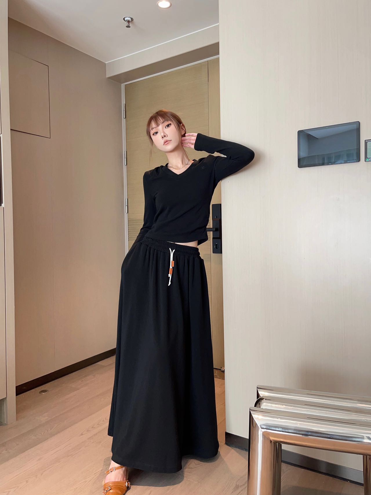 春夏数量限定 セリーヌ プリーツ スカート偽物 柔らかい 2点セット 長袖Tシャツ ロックスカート レディース ブラック_5