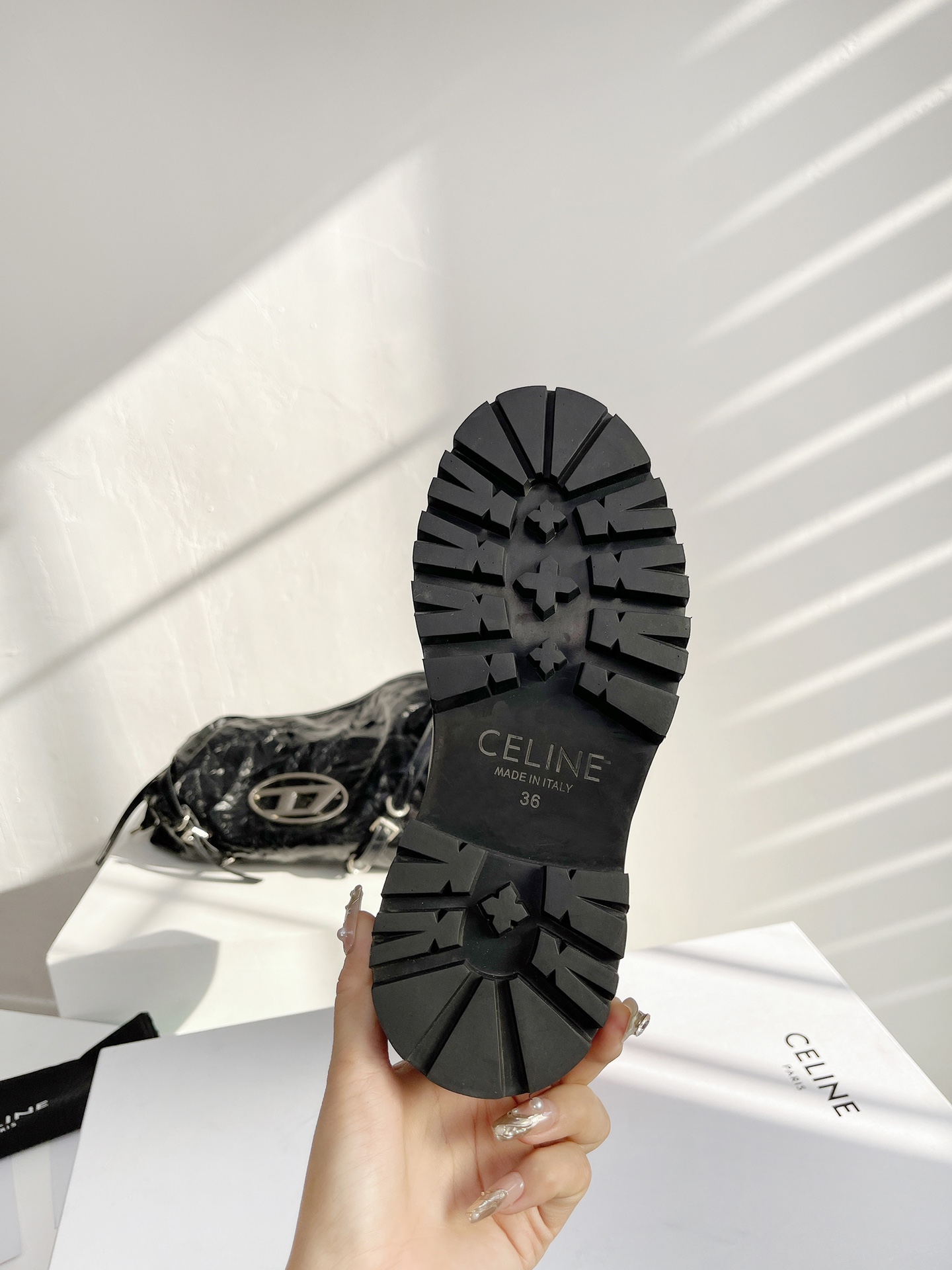 セリーヌ英語スーパーコピー ブーツ 黒 レディース ロングブーツ レザー 歩きやすい ファッション 高級品 黒赤い ブラック_5