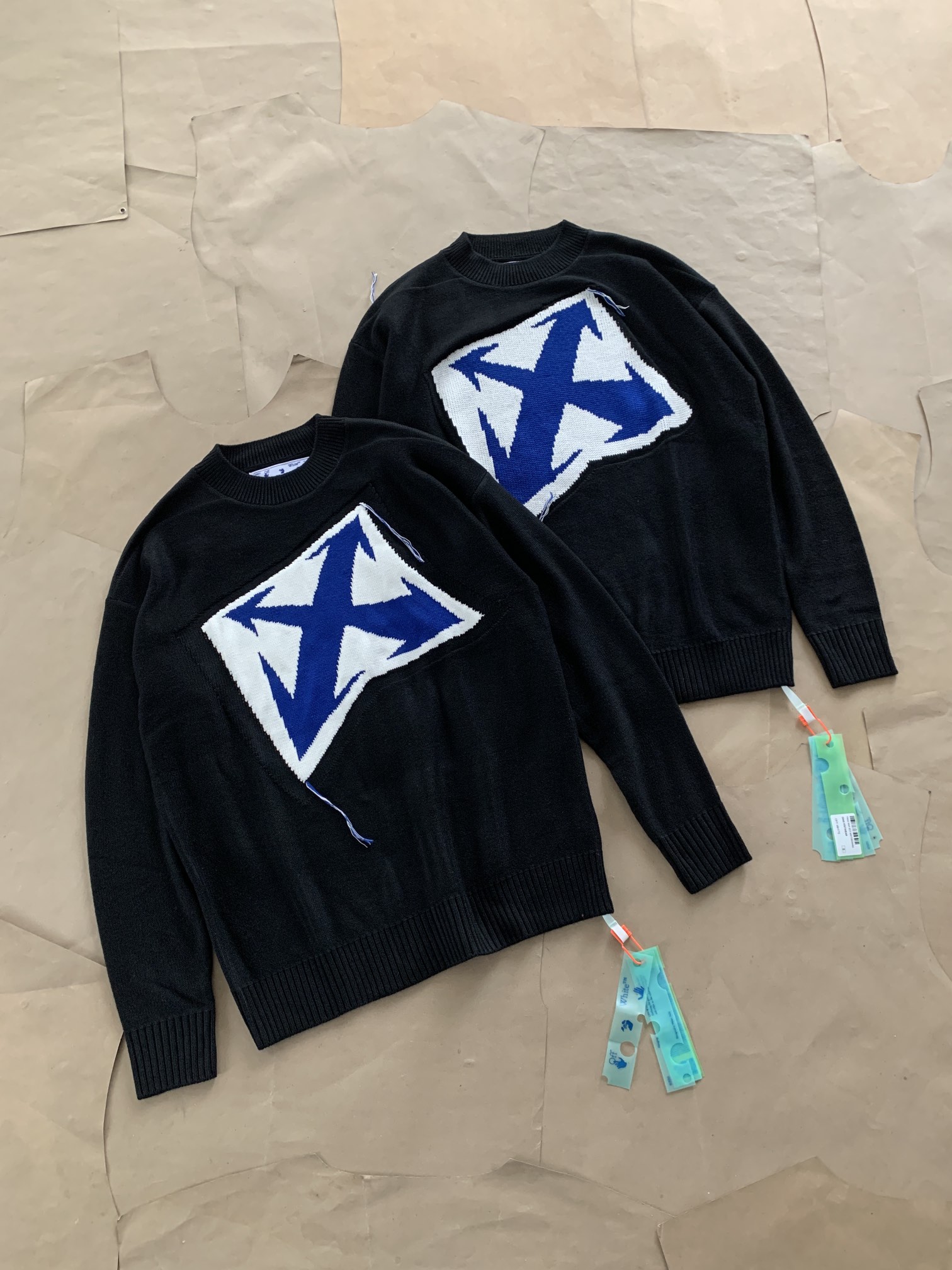 オシャレにお 得100%新品　オフホワイト ニットコピー　ブランド　矢印　要素_1