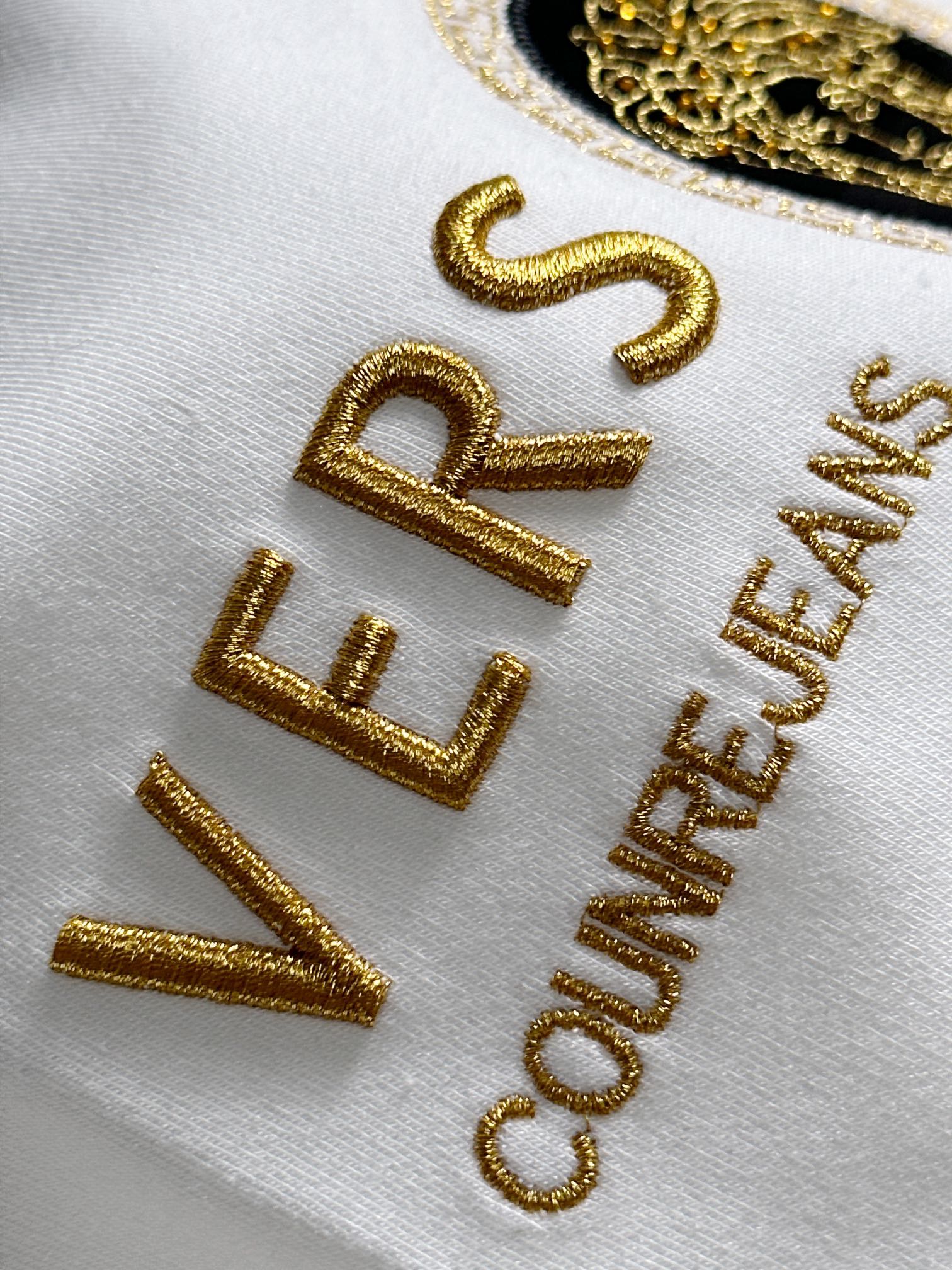 VERSACE 2018新登場の ヴェルサーtシャツスーパーコピー 長袖 トップス 純綿 刺繍ロゴ シンプル 人気 2色可選 ホワイト_4
