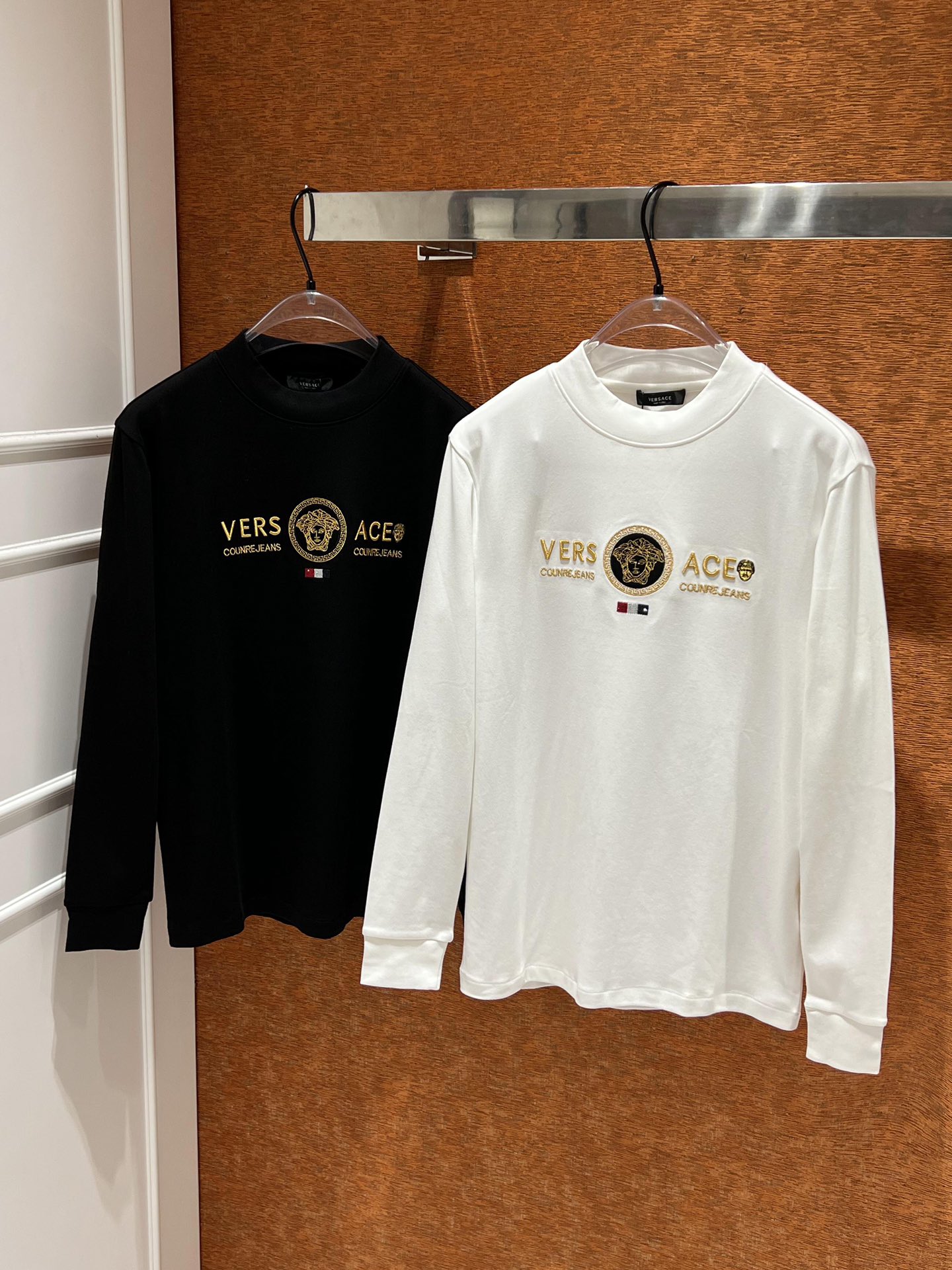 VERSACE ヴェルサーチシャツスーパーコピー 長袖Tシャツ トップス 純綿 ゆったり 人気新作 2色可選_1