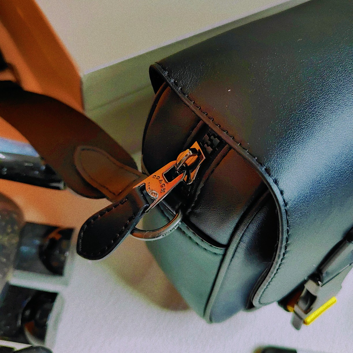 驚きの破格値人気のコーチバッグ コーデn級品 黒と緑  金属製ロゴ_6