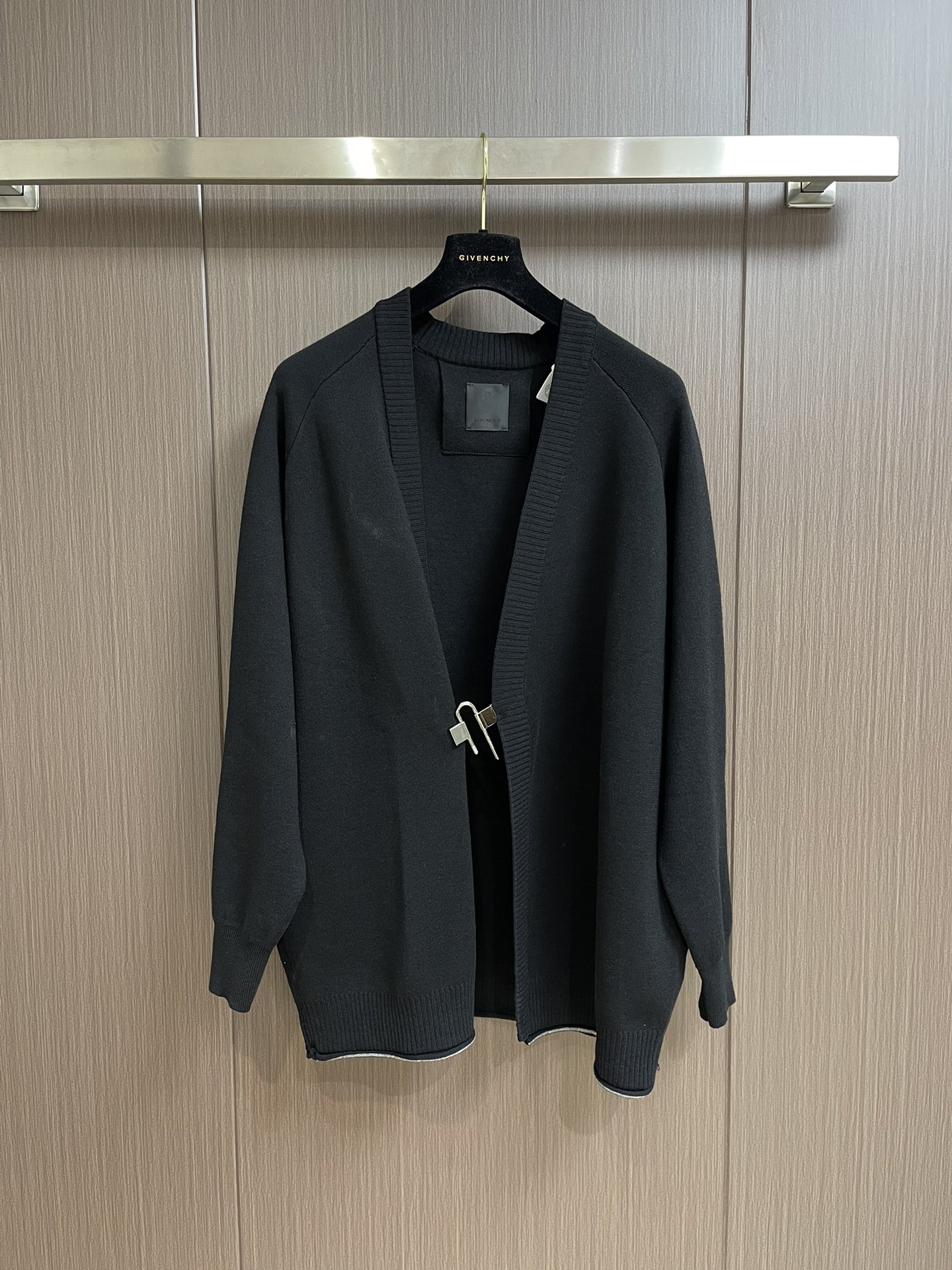 限定セール低価 ジバンシィ セーター偽物 ニット トップス シンプル アウター シンプル 柔らかい 鎖飾り ブラック_1