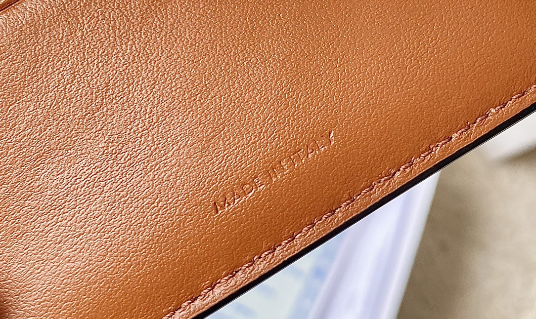 セリーヌバッグ おすすめＮ級品 財布 ショット 牛革 シンプル 三つ折り式 BOX型小銭入れ 4色可選_24