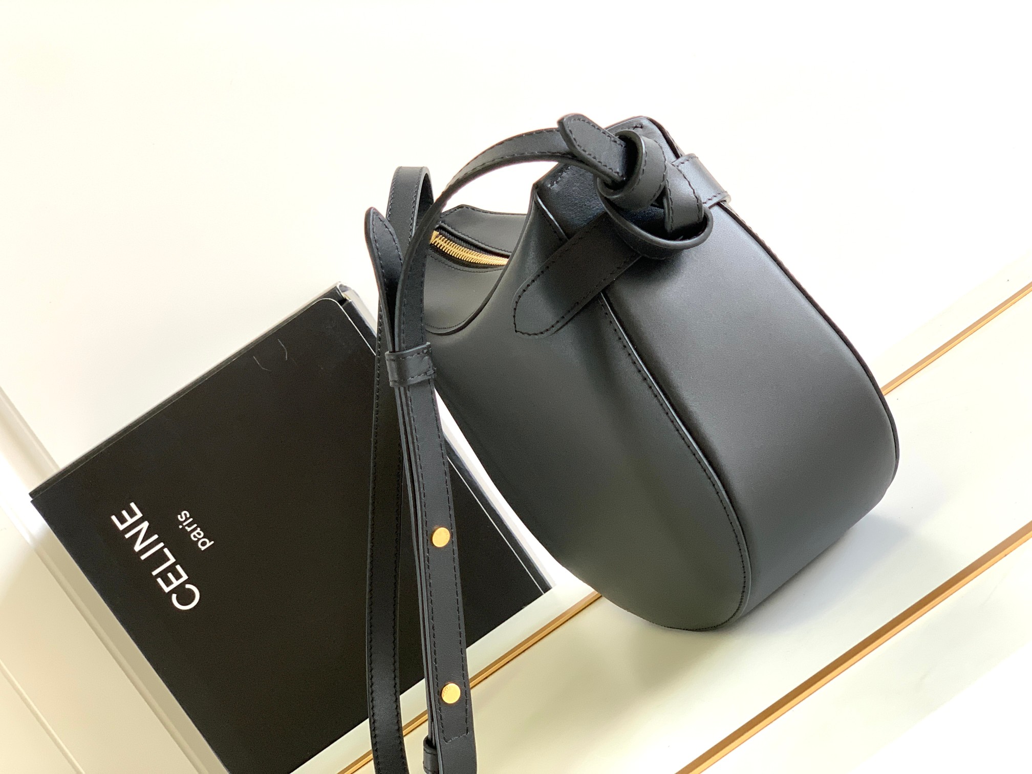品質保証豊富なオ セリーヌ バッグ キャメル偽物 人気 斜め掛けバッグ 牛革 レザー 最新品 レディース ブラック_2