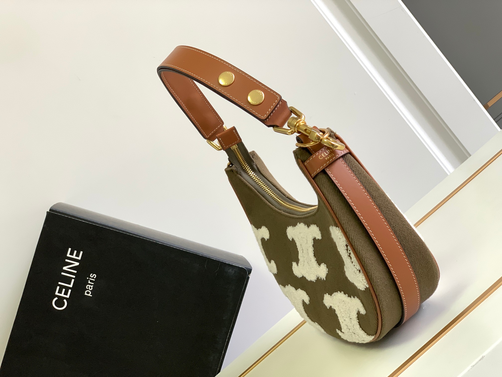 セリーヌバッグ クリスマススーパーコピー 人気 持ちバッグ 牛革 レザー 大人気 ファッション レディース 刺繍 ブラウン_2