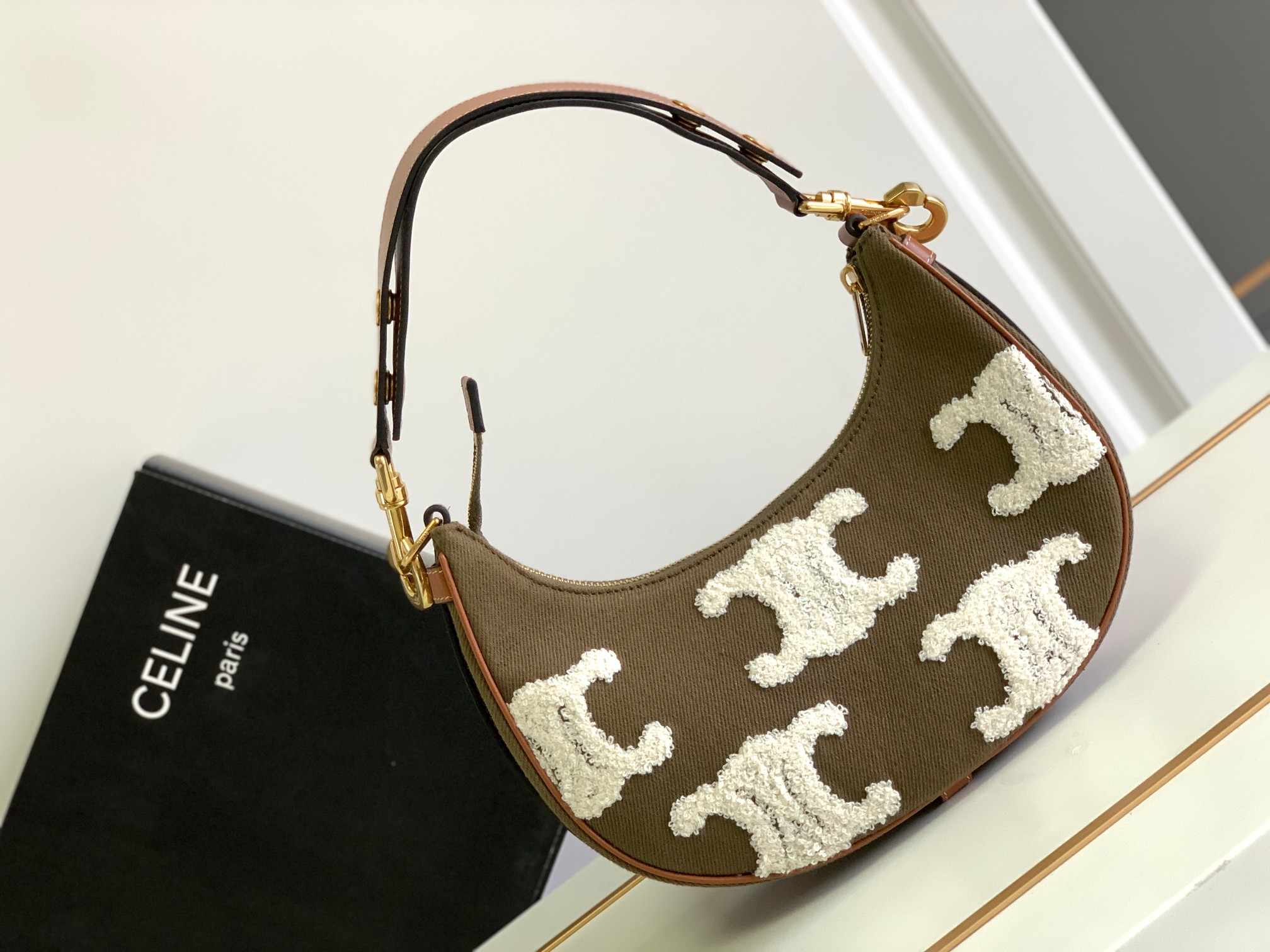 セリーヌバッグ クリスマススーパーコピー 人気 持ちバッグ 牛革 レザー 大人気 ファッション レディース 刺繍 ブラウン_3