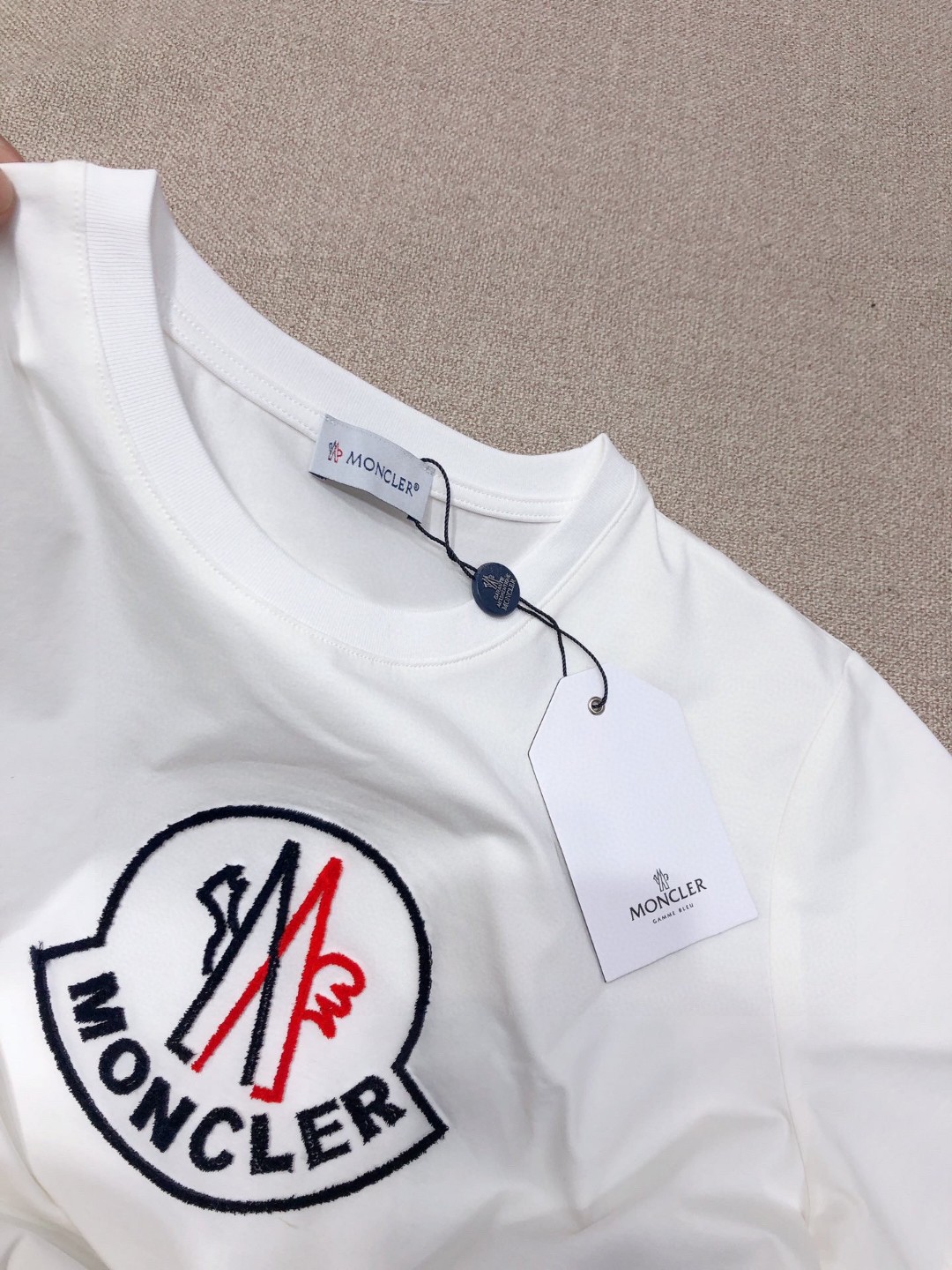 レディース モンクレールtシャツ偽物 純綿 トップス 丸首 半袖 ロゴプリント 刺繍 ファッション 2色可選 ホワイト_3