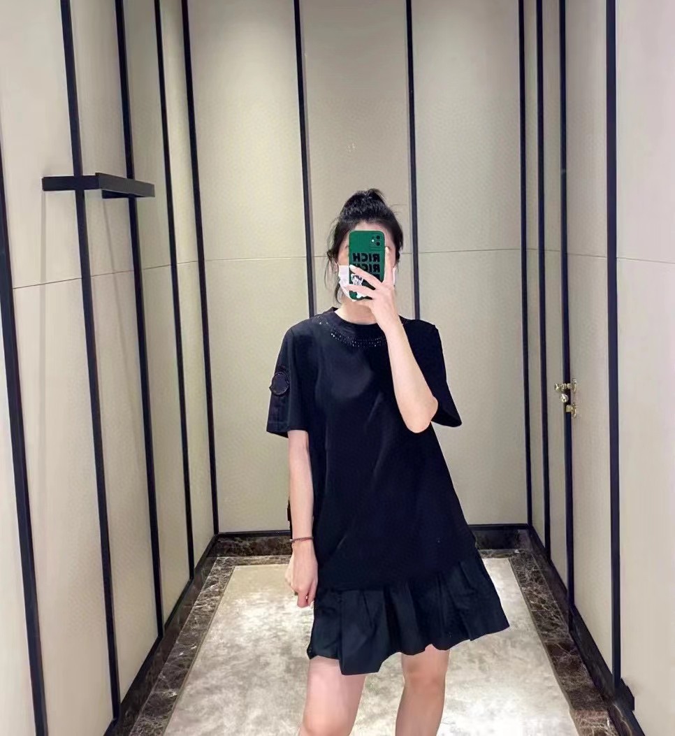 赤字超特価2024 モンクレールtシャツメルカリ激安通販 純綿 ロゴプリント 人気新品 トップス 丸首 半袖 ブラック_1
