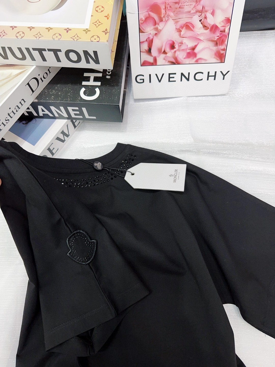 赤字超特価2024 モンクレールtシャツメルカリ激安通販 純綿 ロゴプリント 人気新品 トップス 丸首 半袖 ブラック_4