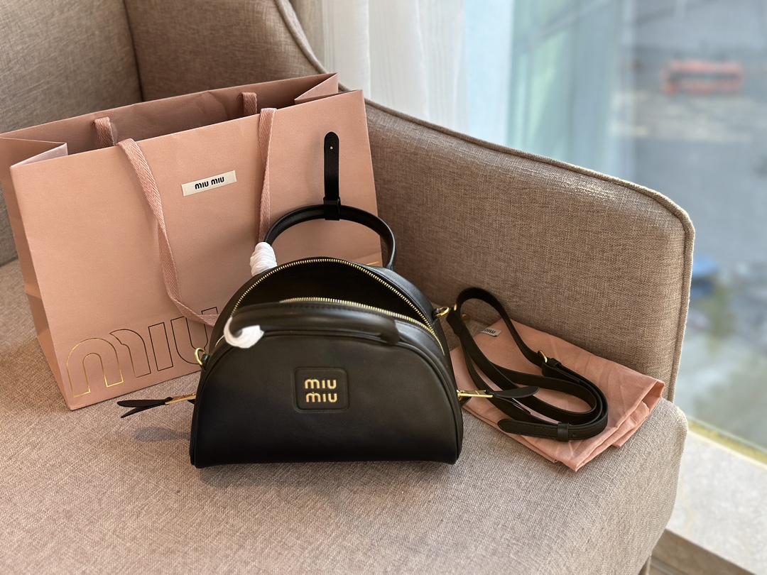 miumiu バック偽物 持ちバッグ レザー 斜め掛けバッグ 半丸 可愛い 人気新作 レディース ブラック_1