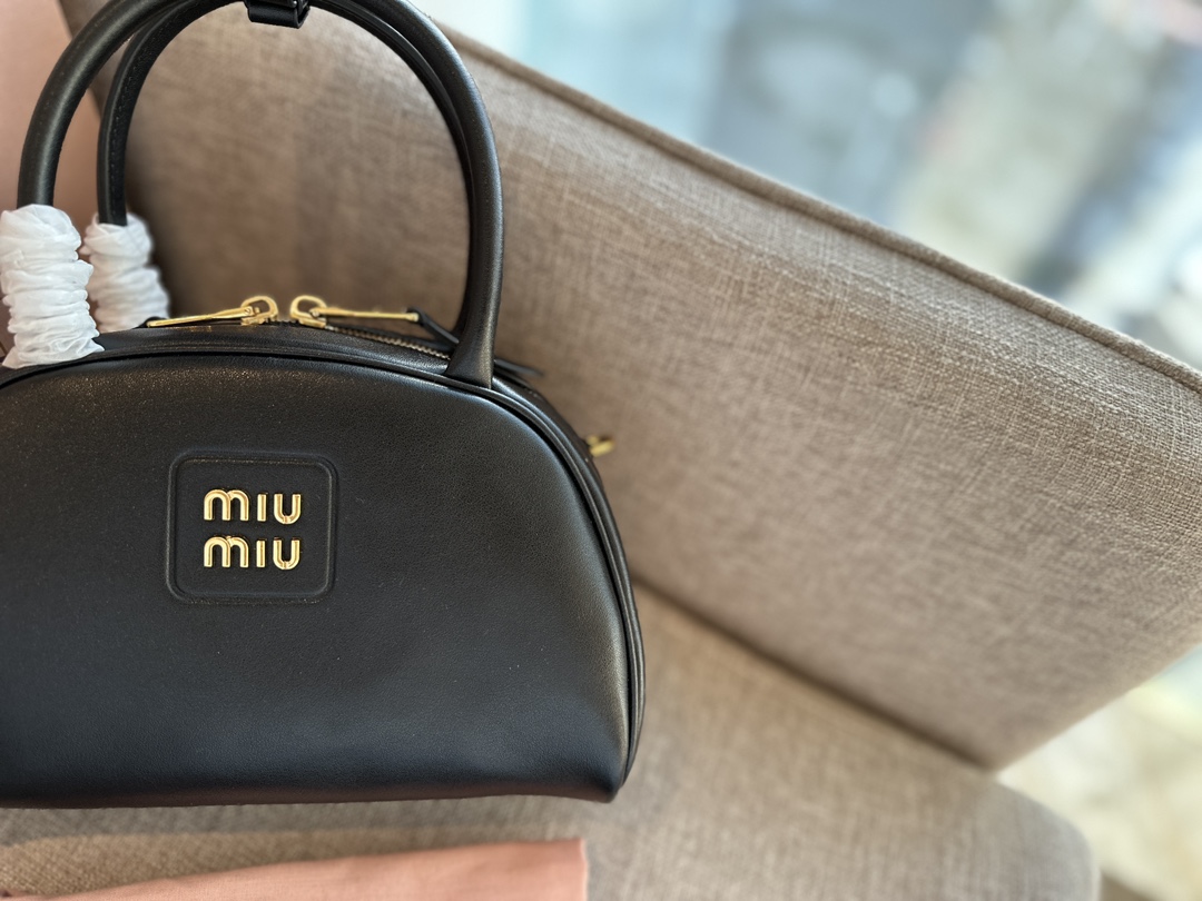 miumiu バック偽物 持ちバッグ レザー 斜め掛けバッグ 半丸 可愛い 人気新作 レディース ブラック_4