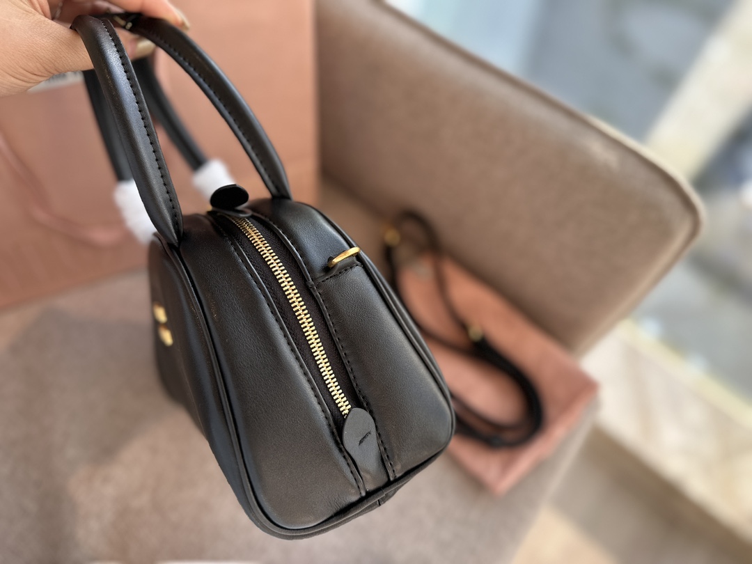miumiu バック偽物 持ちバッグ レザー 斜め掛けバッグ 半丸 可愛い 人気新作 レディース ブラック_6