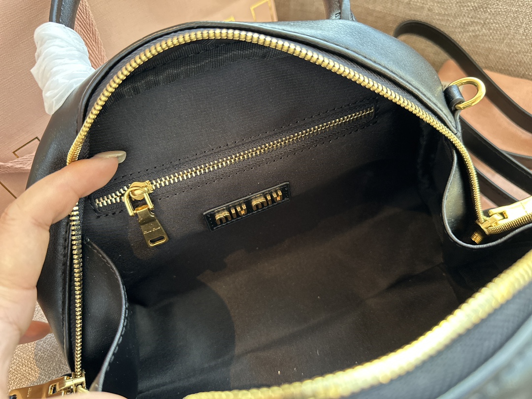 miumiu バック偽物 持ちバッグ レザー 斜め掛けバッグ 半丸 可愛い 人気新作 レディース ブラック_7