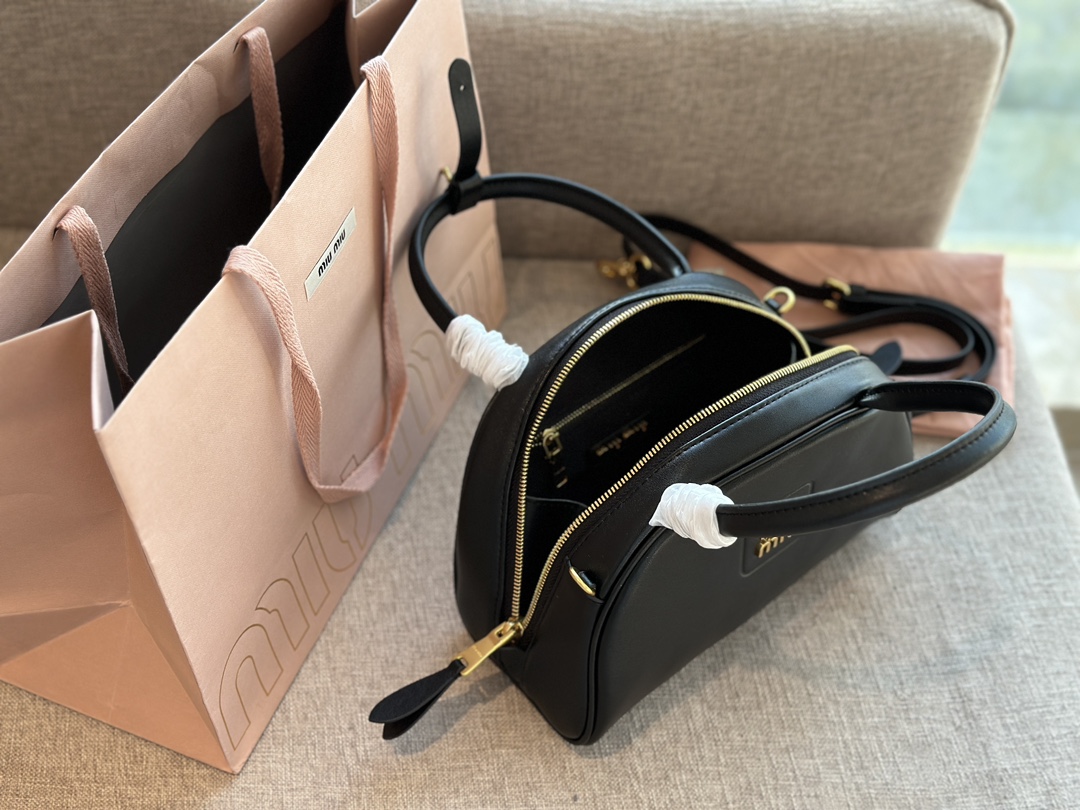 miumiu バック偽物 持ちバッグ レザー 斜め掛けバッグ 半丸 可愛い 人気新作 レディース ブラック_8