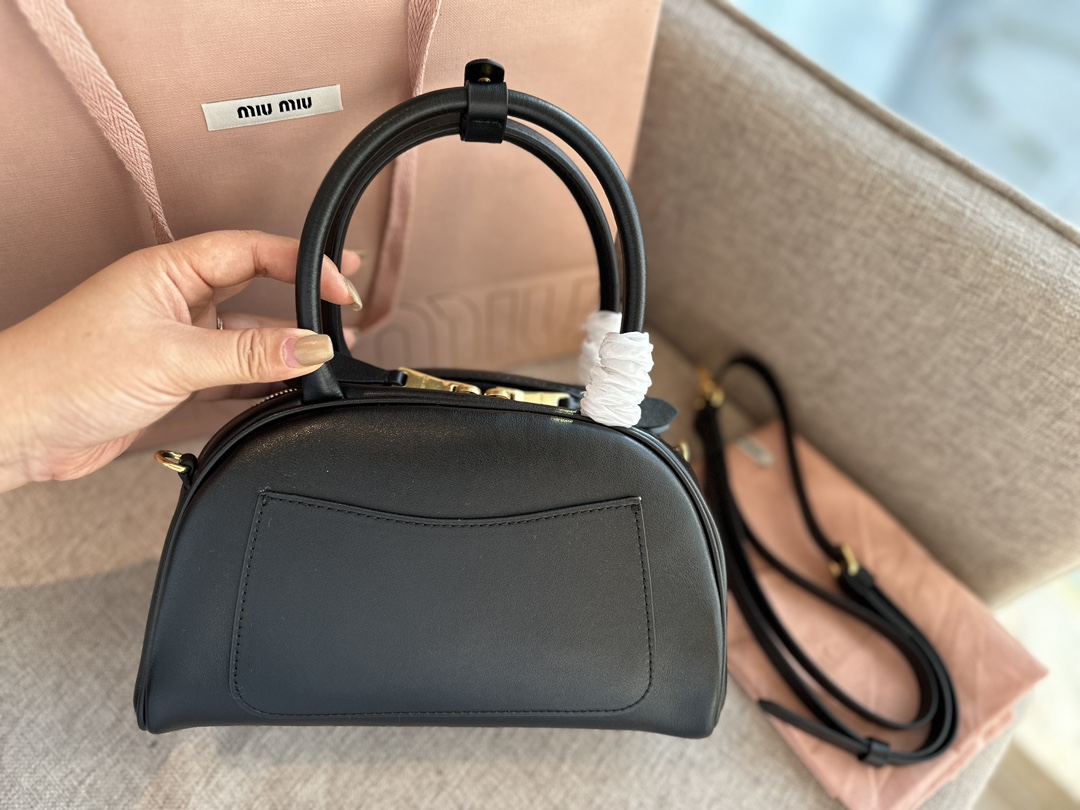 miumiu バック偽物 持ちバッグ レザー 斜め掛けバッグ 半丸 可愛い 人気新作 レディース ブラック_9