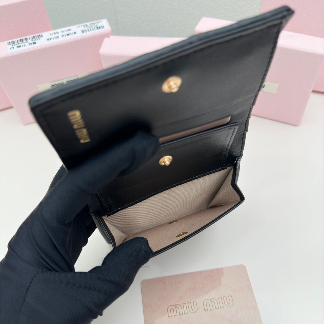 miumiu カバンスーパーコピー レザー 財布 最新品 柔らかい レザー 高級感 2つ折り レディース ブラック_4