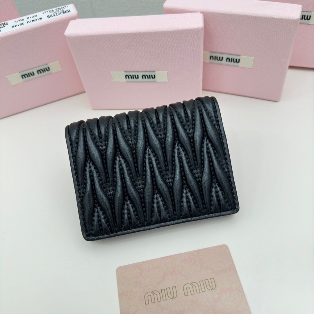 miumiu カバンスーパーコピー レザー 財布 最新品 柔らかい レザー 高級感 2つ折り レディース ブラック_5