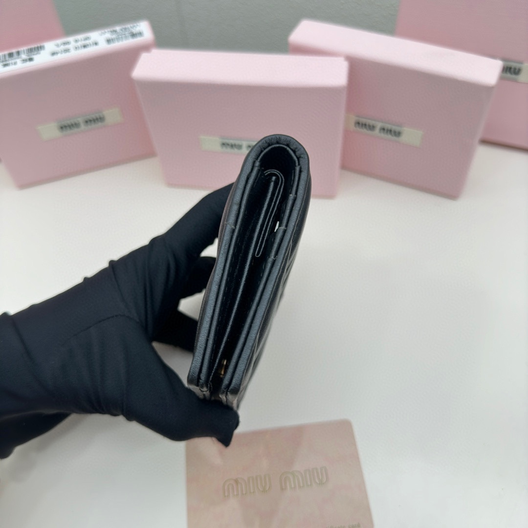 miumiu カバンスーパーコピー レザー 財布 最新品 柔らかい レザー 高級感 2つ折り レディース ブラック_8