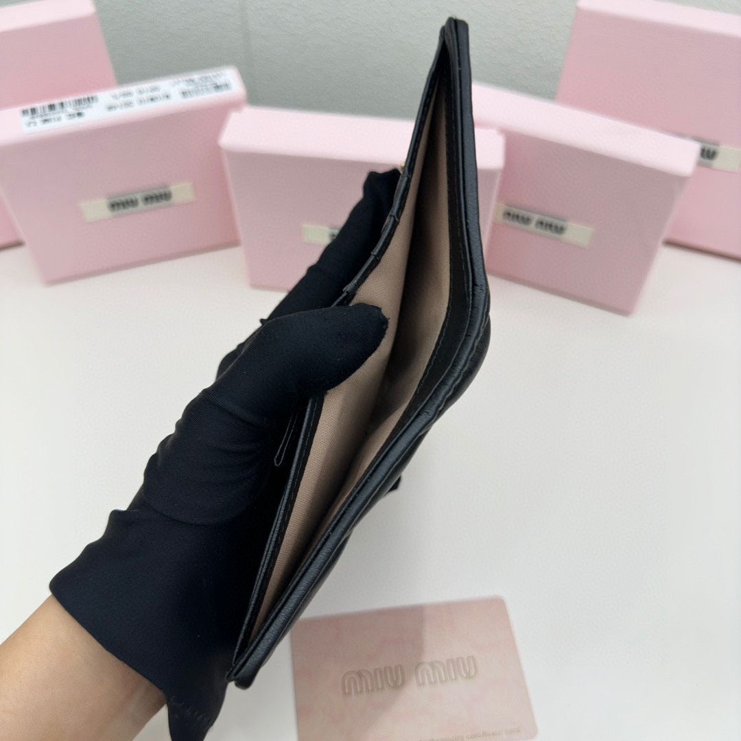 miumiu カバンスーパーコピー レザー 財布 最新品 柔らかい レザー 高級感 2つ折り レディース ブラック_9