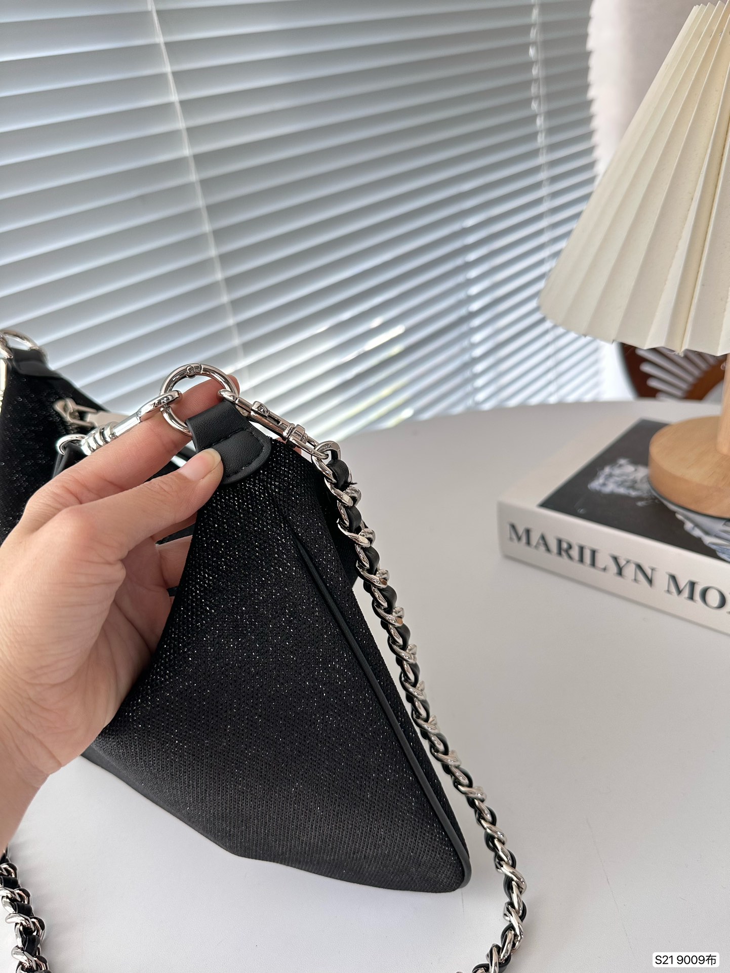 miumiu ショルダー バッグ アウトレット偽物 通勤 持ちバッグ 肩掛け チェーンバッグ レザー 芸術風 大人気 シンプル ブラック_4