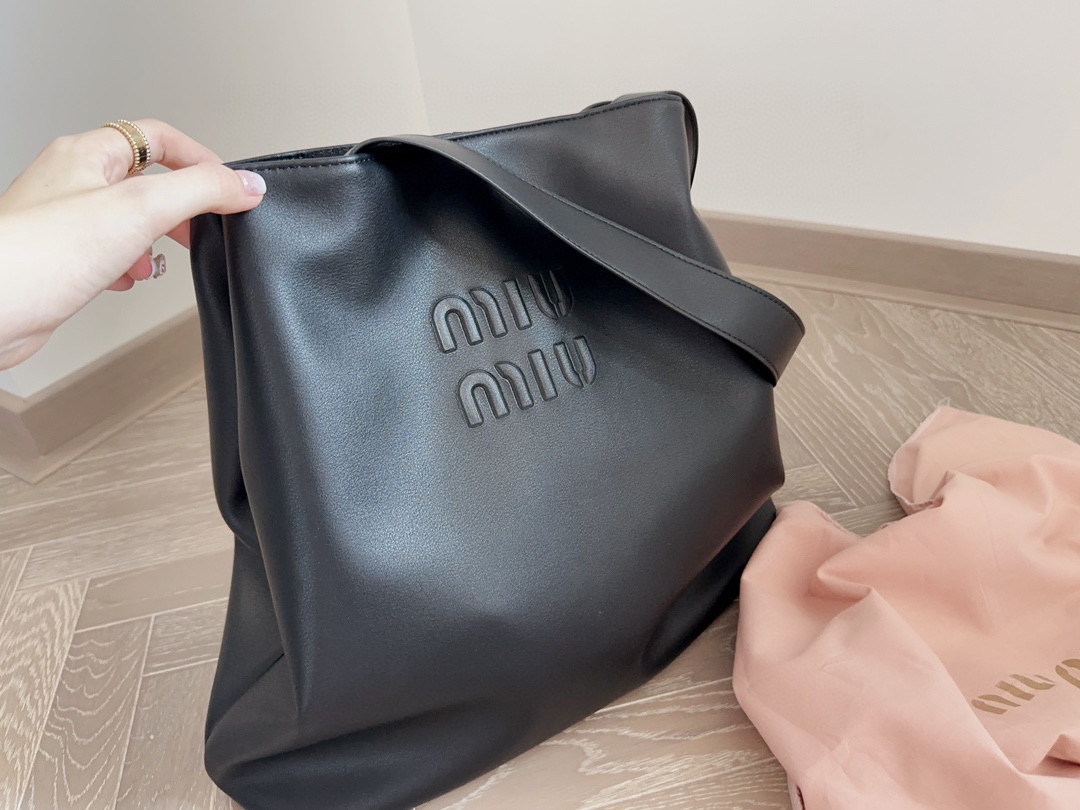 miumiu かばんコピー 通勤 肩掛けバッグ レザー 牛革 ファッション 大容量 通勤 持ちやすい ブラック_2