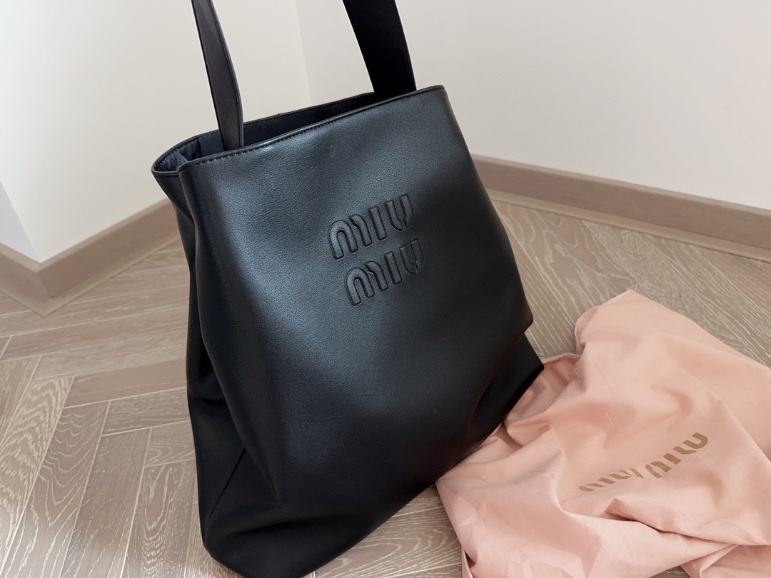 miumiu かばんコピー 通勤 肩掛けバッグ レザー 牛革 ファッション 大容量 通勤 持ちやすい ブラック_3