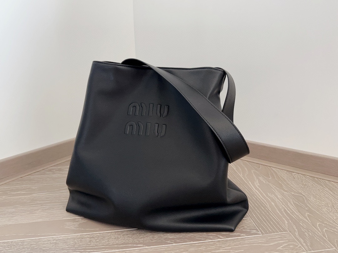 miumiu かばんコピー 通勤 肩掛けバッグ レザー 牛革 ファッション 大容量 通勤 持ちやすい ブラック_7