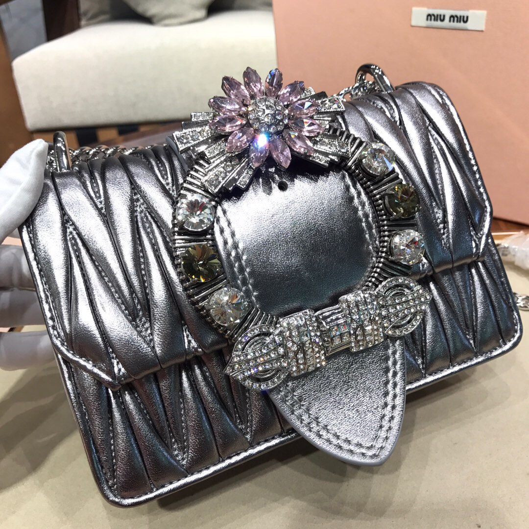 miumiu マテラッセ バッグ偽物 レディース 斜め掛けバッグ 持ちバッグ レザー シンプル キラキラ ブラック_2