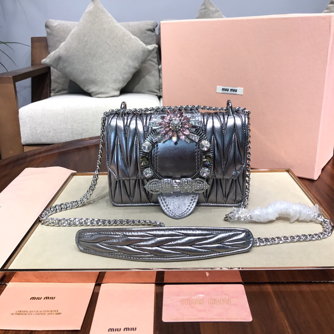 miumiu マテラッセ バッグ偽物 レディース 斜め掛けバッグ 持ちバッグ レザー シンプル キラキラ ブラック_3