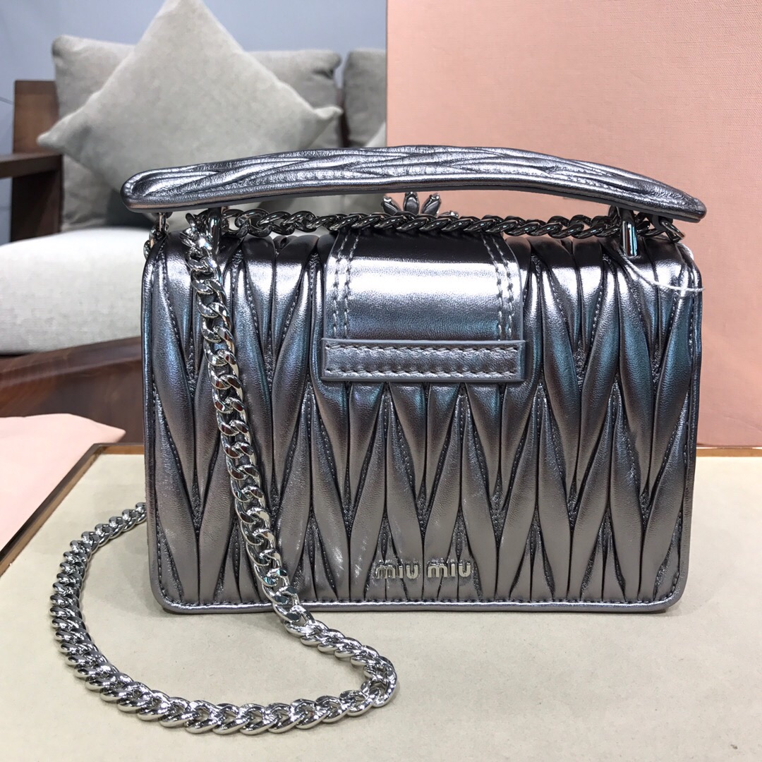 miumiu マテラッセ バッグ偽物 レディース 斜め掛けバッグ 持ちバッグ レザー シンプル キラキラ ブラック_6