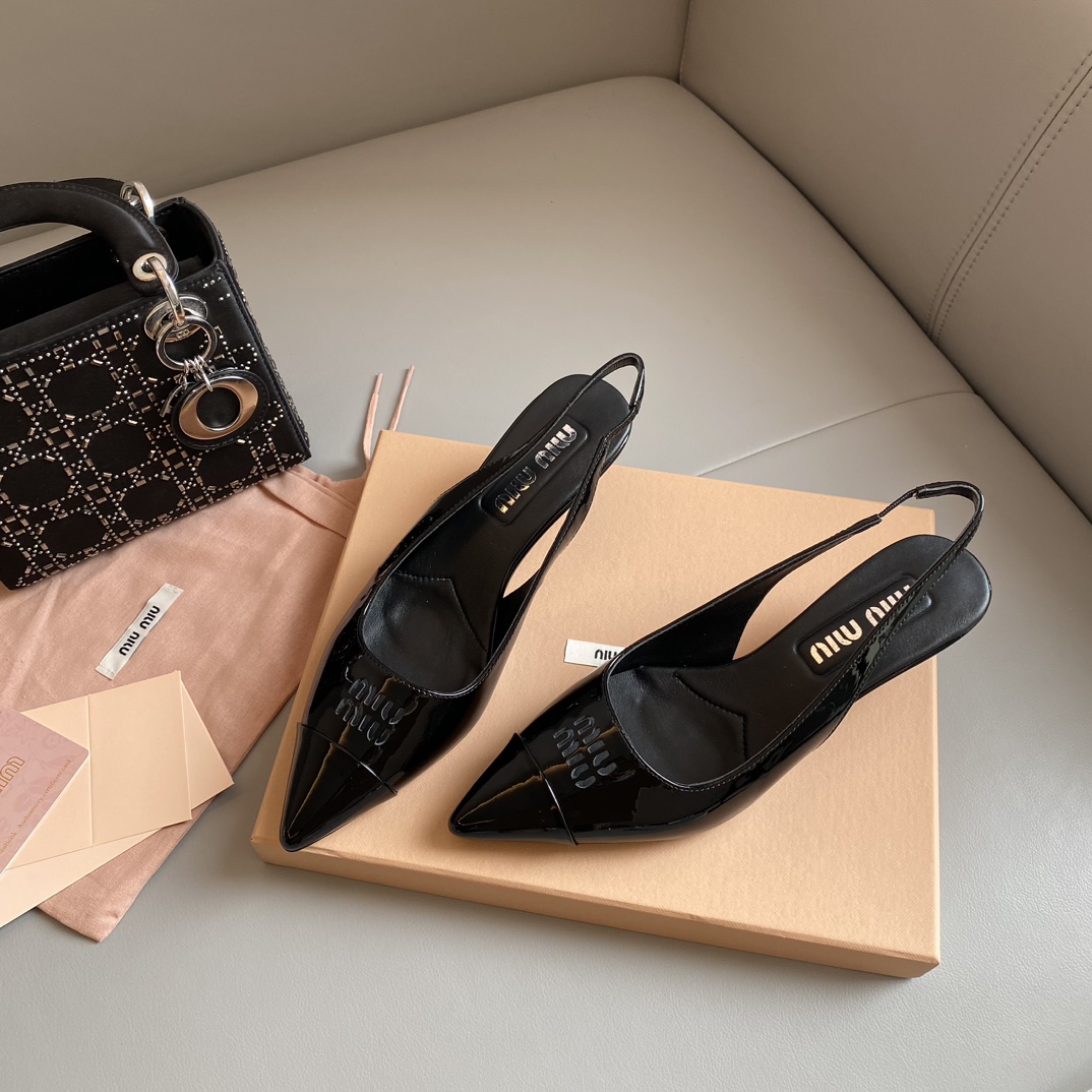 miumiu の スニーカーＮ級品 5.5cmヒール ラウンドトゥ軽量 ハイヒール 歩きやすい パンプス 牛革 レディース ブラック_5