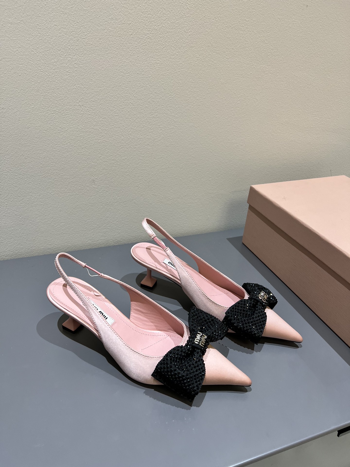 miumiu ウェディング シューズコピー 軽量 歩きやすい パンプス 牛革 可愛い 人気シューズ レディース ピンク_2