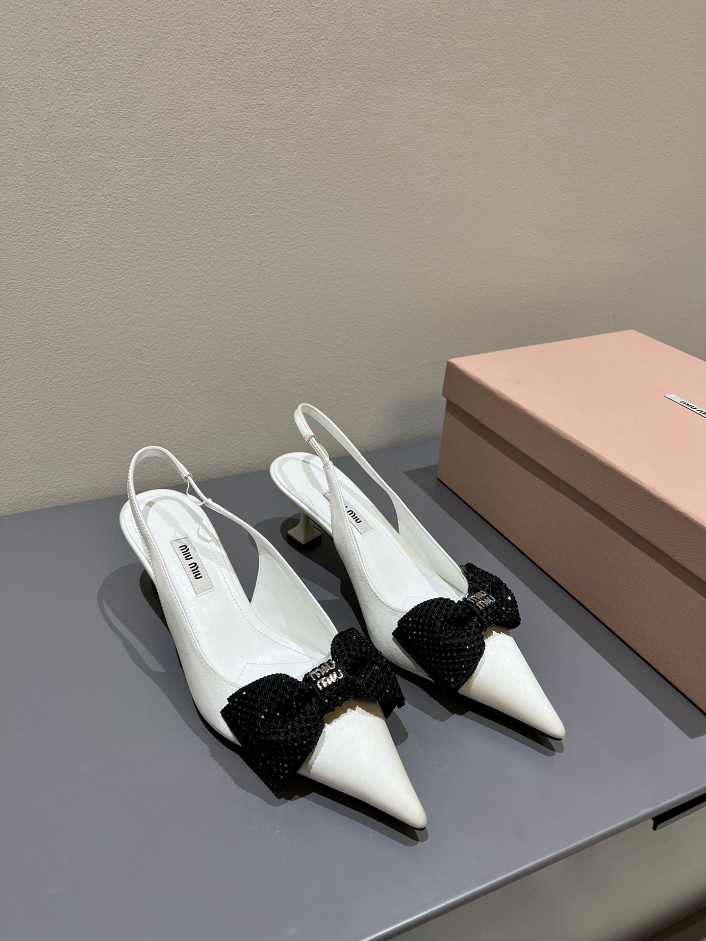 miumiu スニーカー キラキラスーパーコピー 軽量 歩きやすい パンプス 牛革 可愛い 人気シューズ レディース ホワイト_2